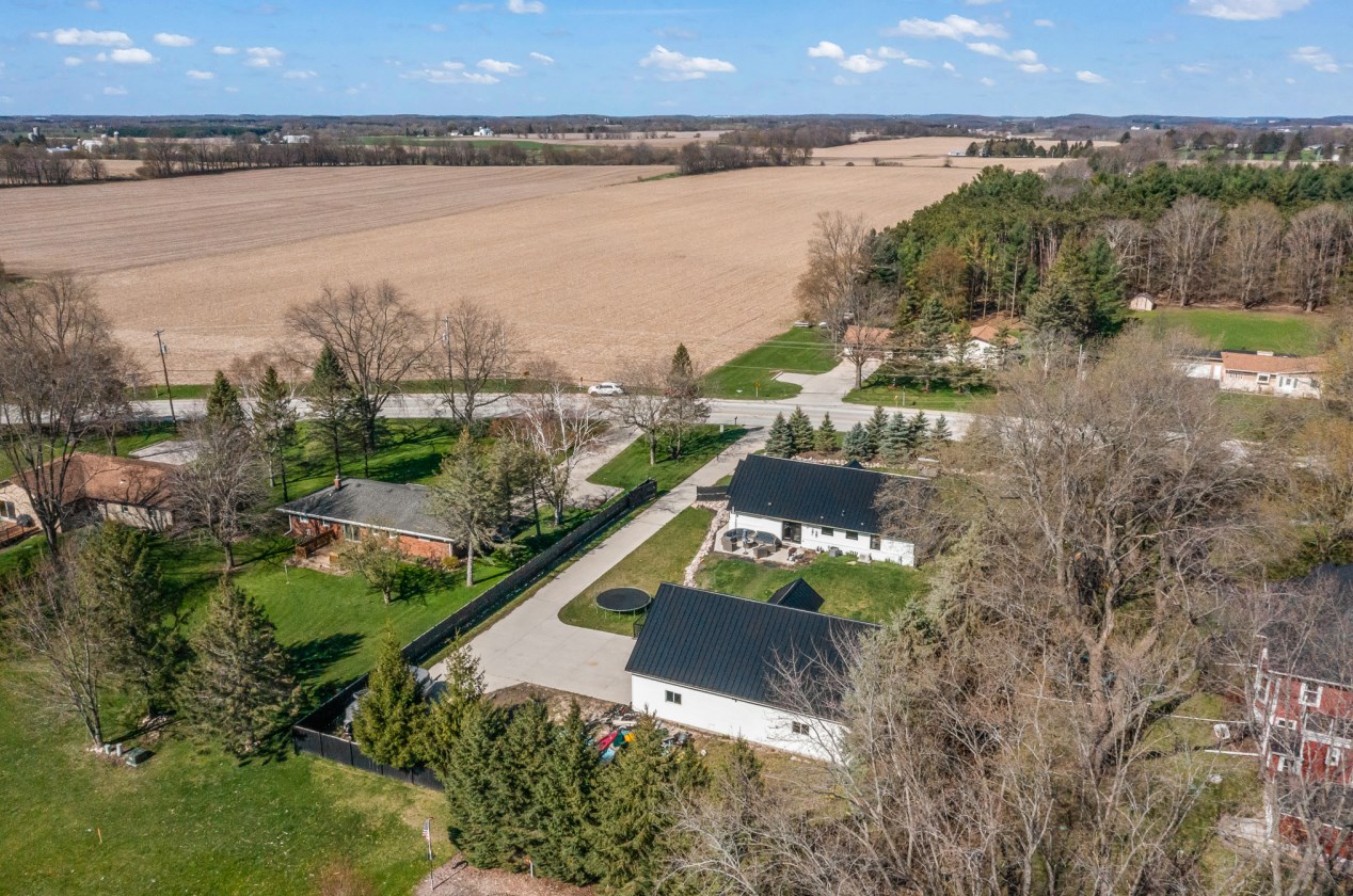 1560 Grand Ave, Hartford WI  53027-8729 exterior