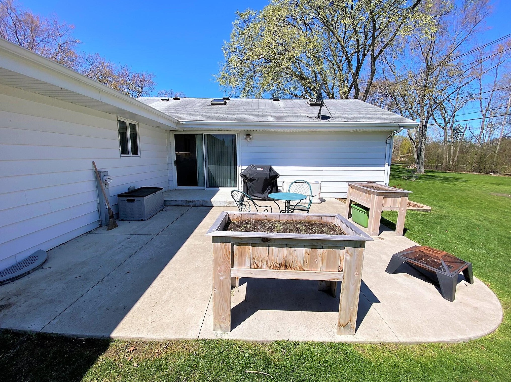 12134 Belmar Dr, Hales Corners WI  53132-1030 exterior