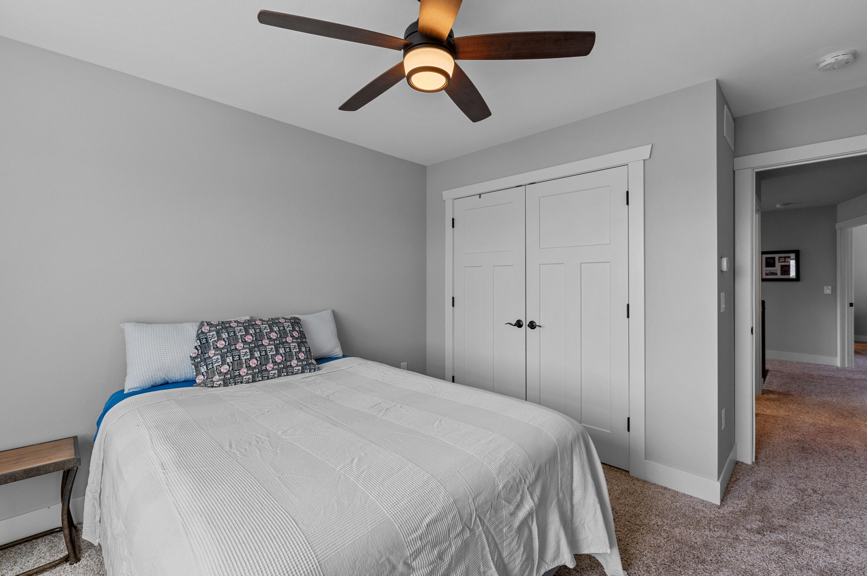 1407 Red Oak Dr, Hartford WI  53027-8722 exterior