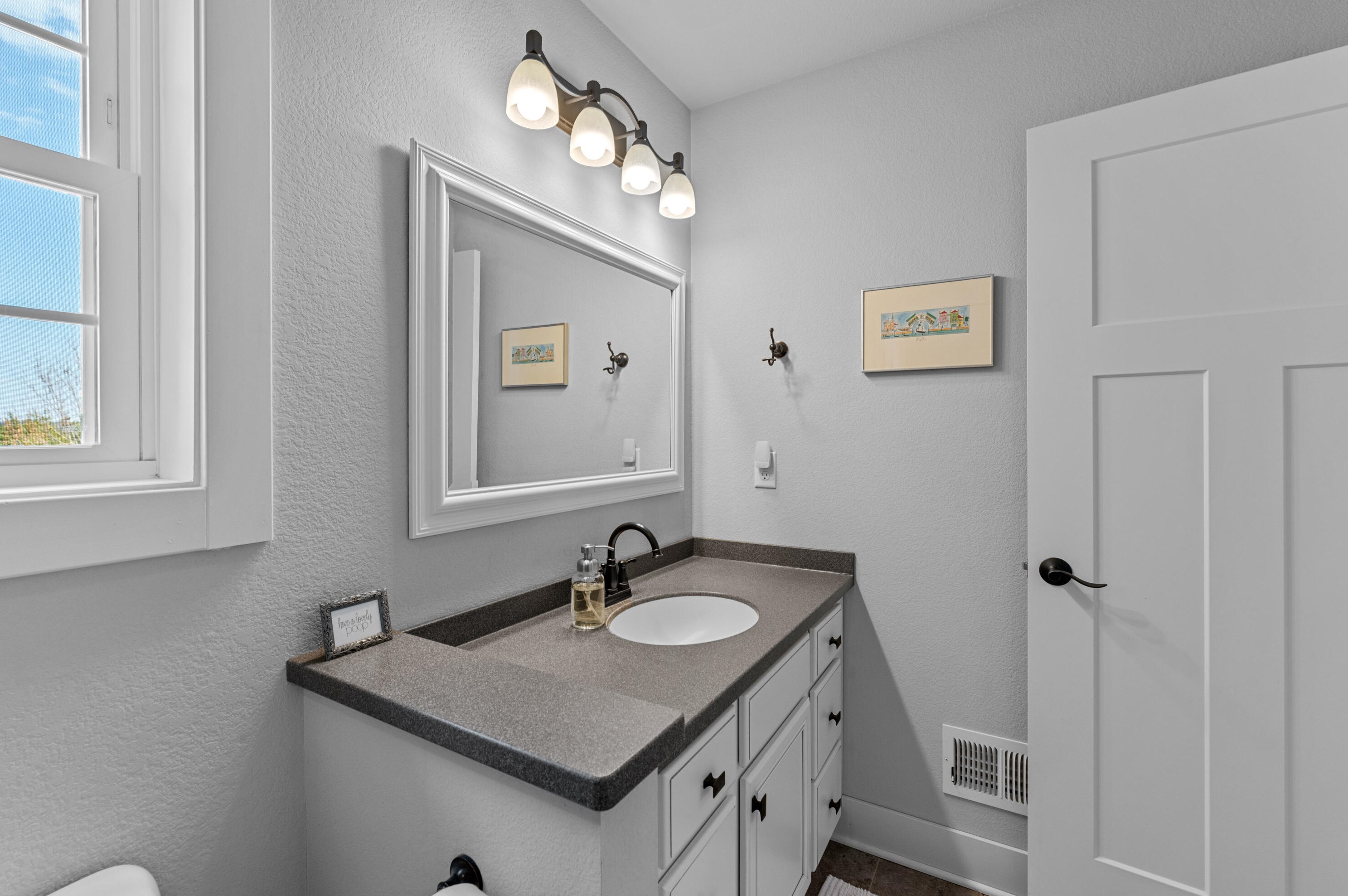 1407 Red Oak Dr, Hartford WI  53027-8722 exterior