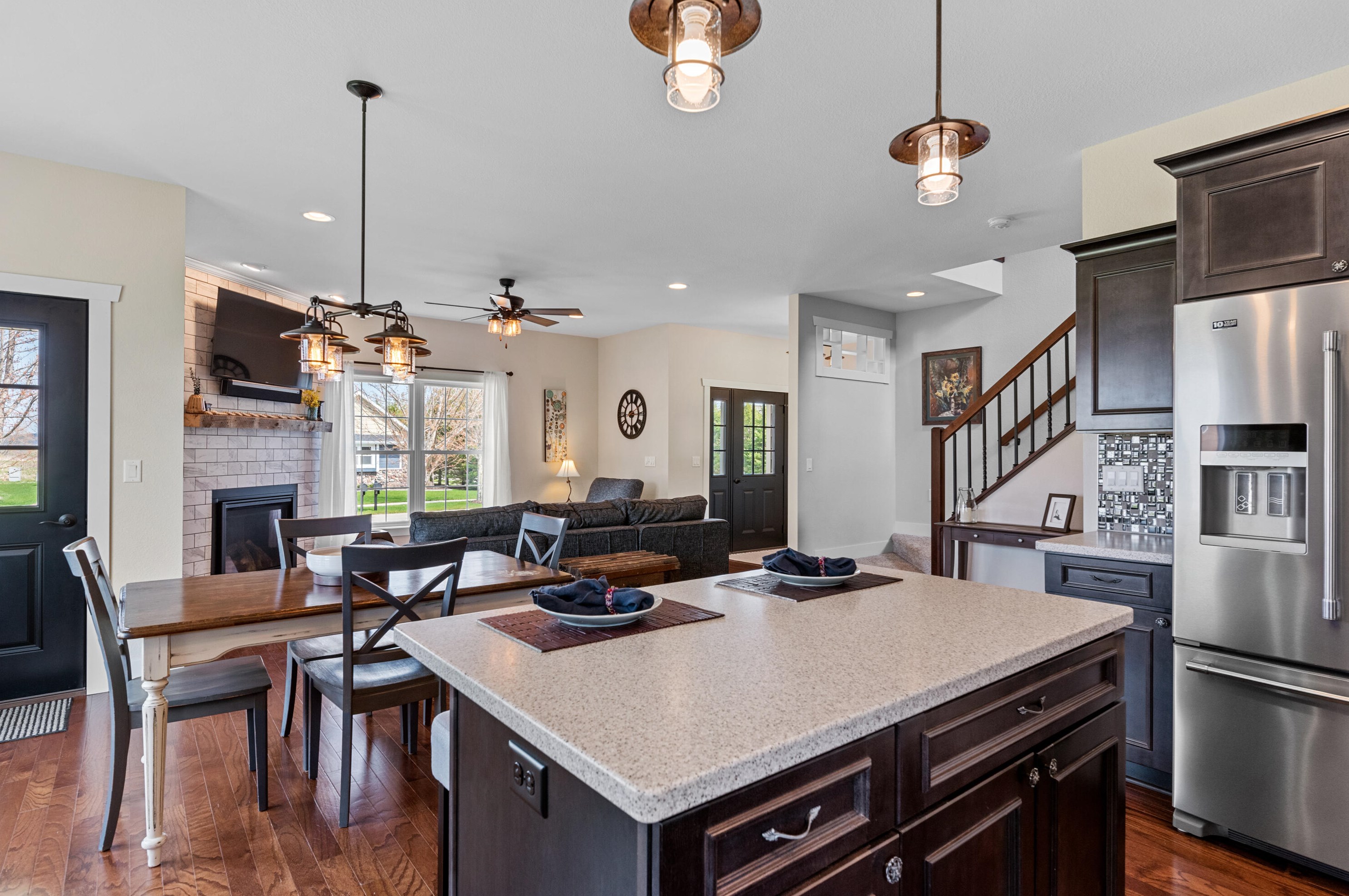 1407 Red Oak Dr, Hartford WI  53027-8722 exterior