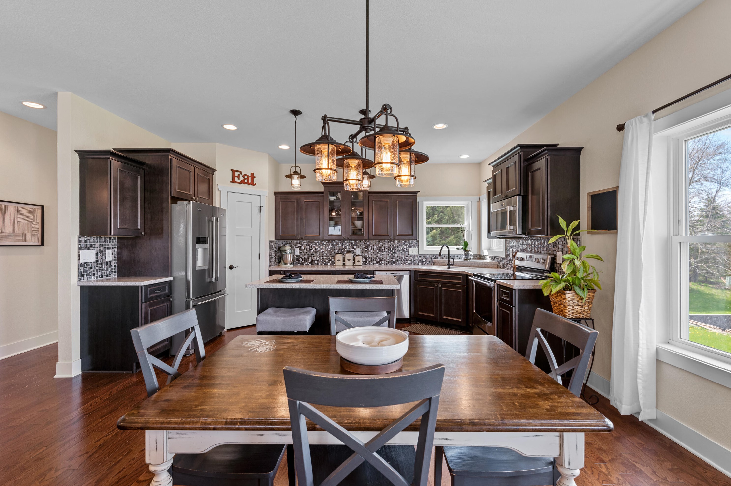 1407 Red Oak Dr, Hartford WI  53027-8722 exterior