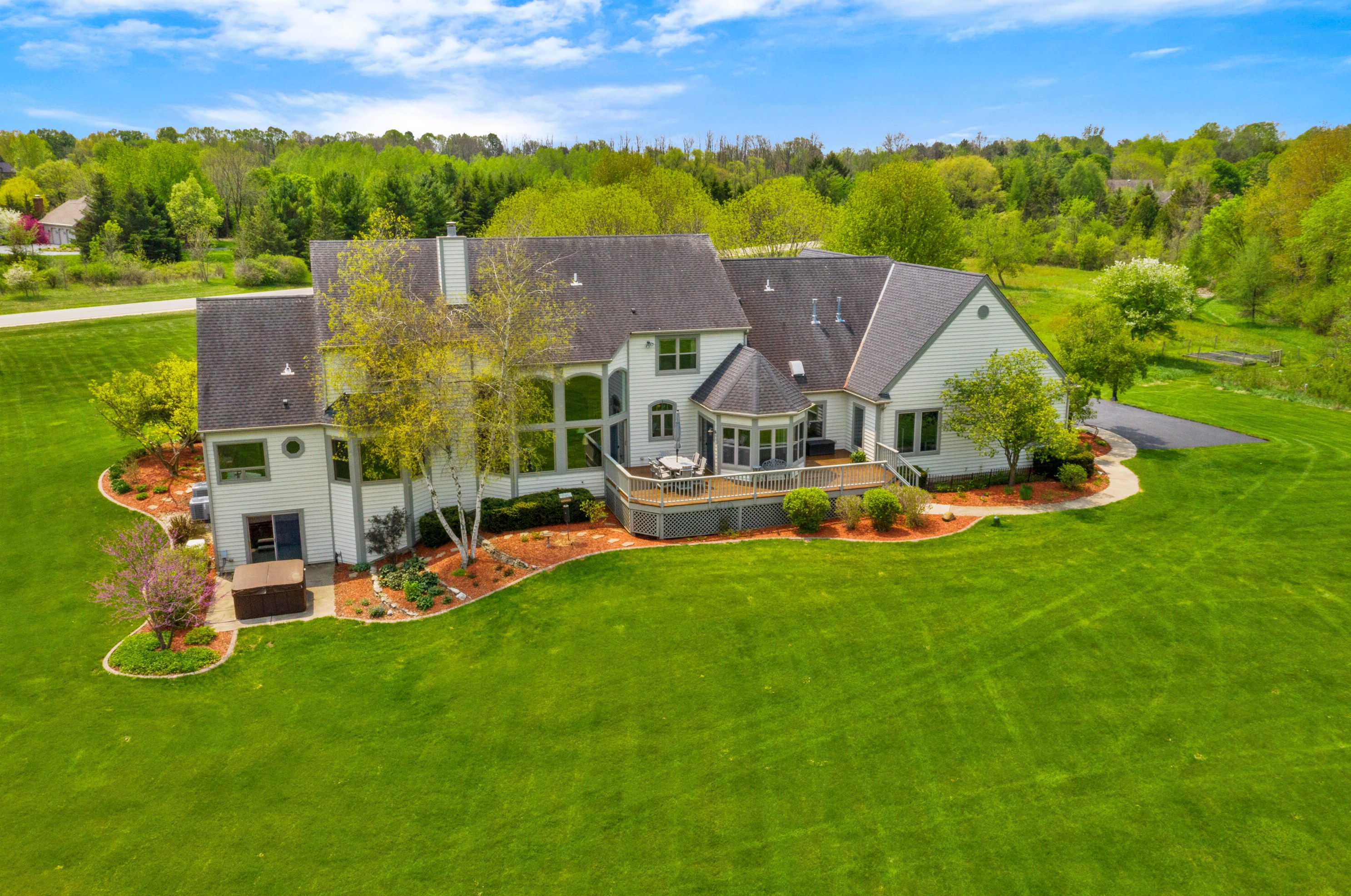 10290 Ann Marie Dr, Cedarburg, WI 53012