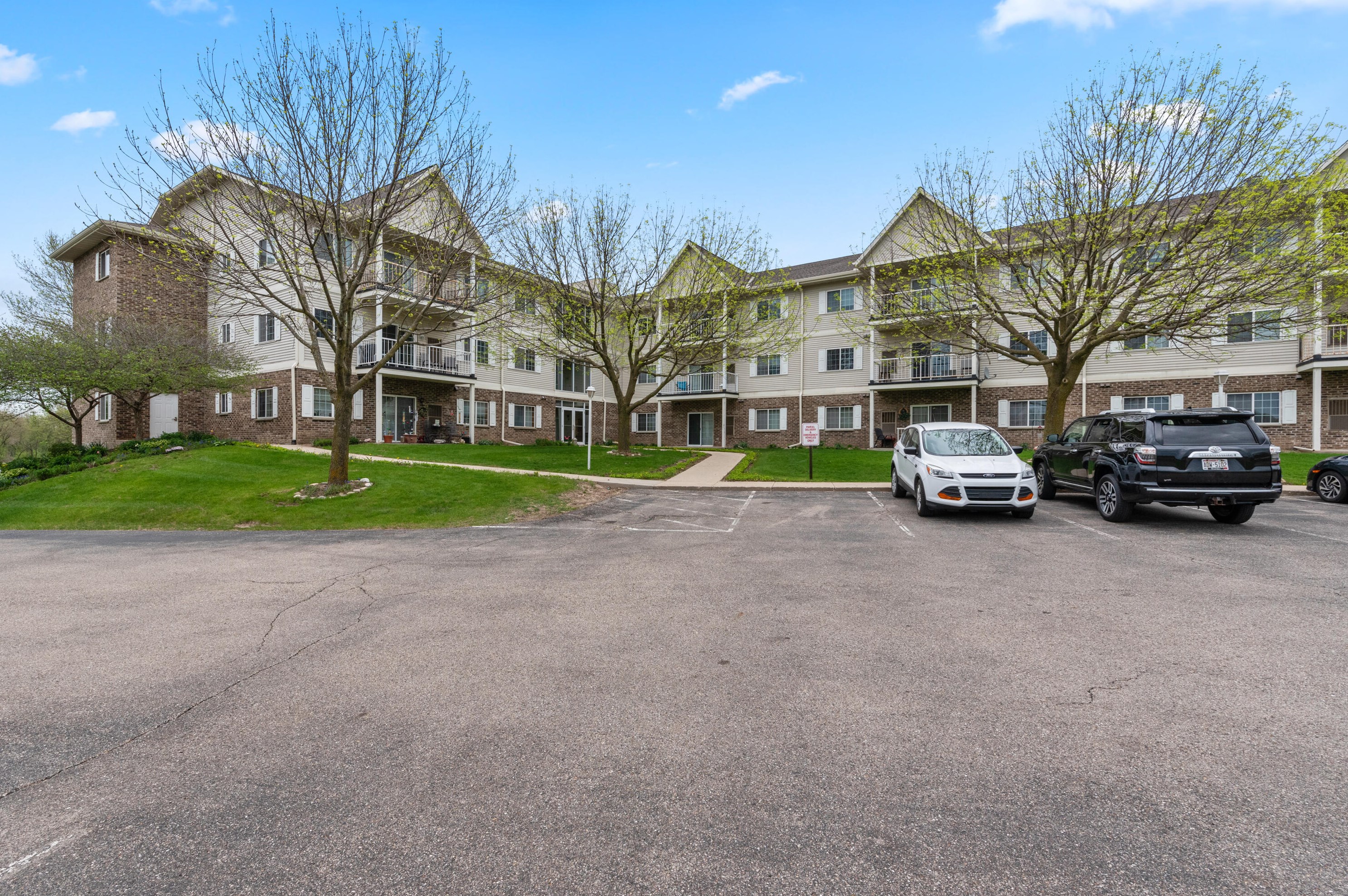 140 Commerce Blvd, Slinger WI  53086-9008 exterior