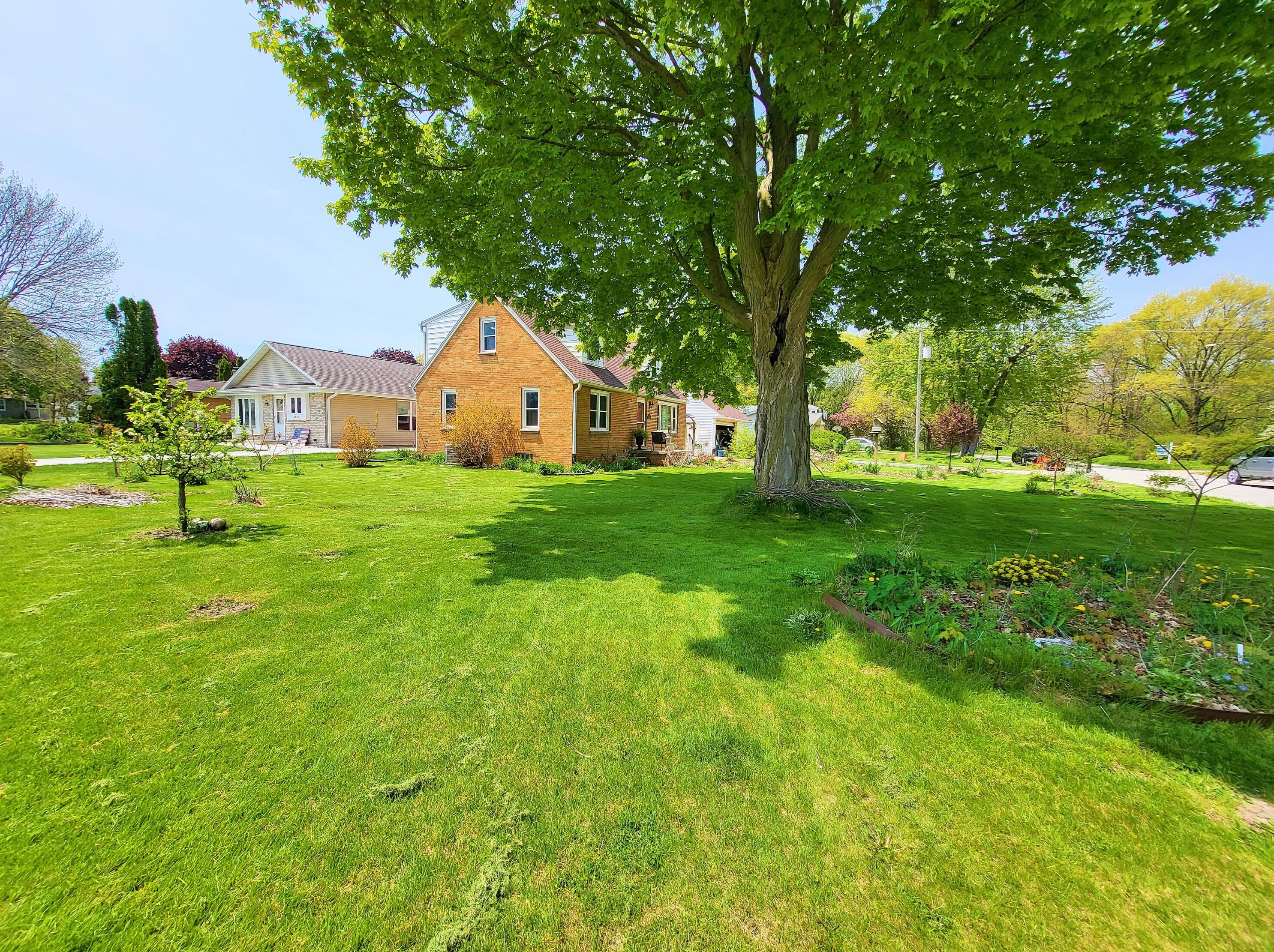 1703 Menomonee Ave, South Milwaukee WI  53172-2941 exterior