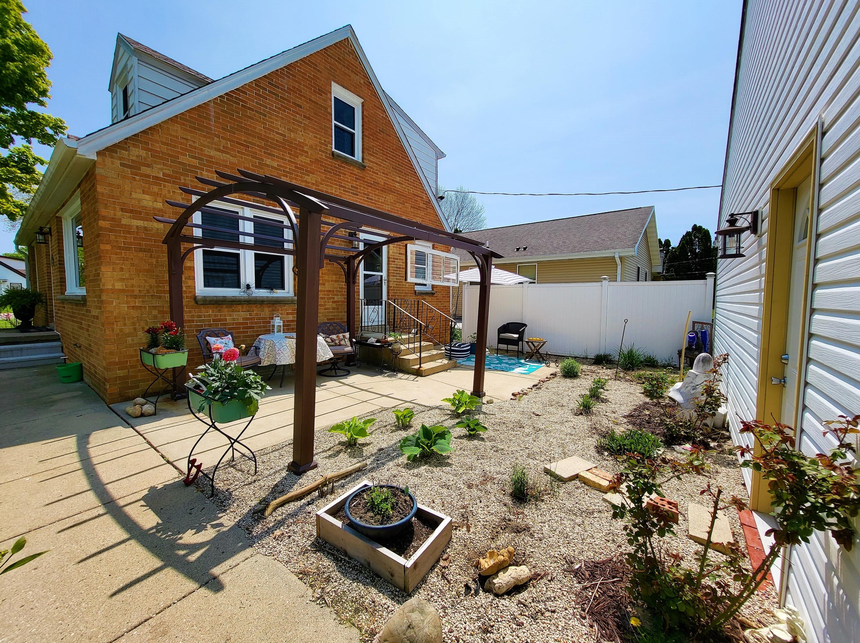 1703 Menomonee Ave, South Milwaukee WI  53172-2941 exterior