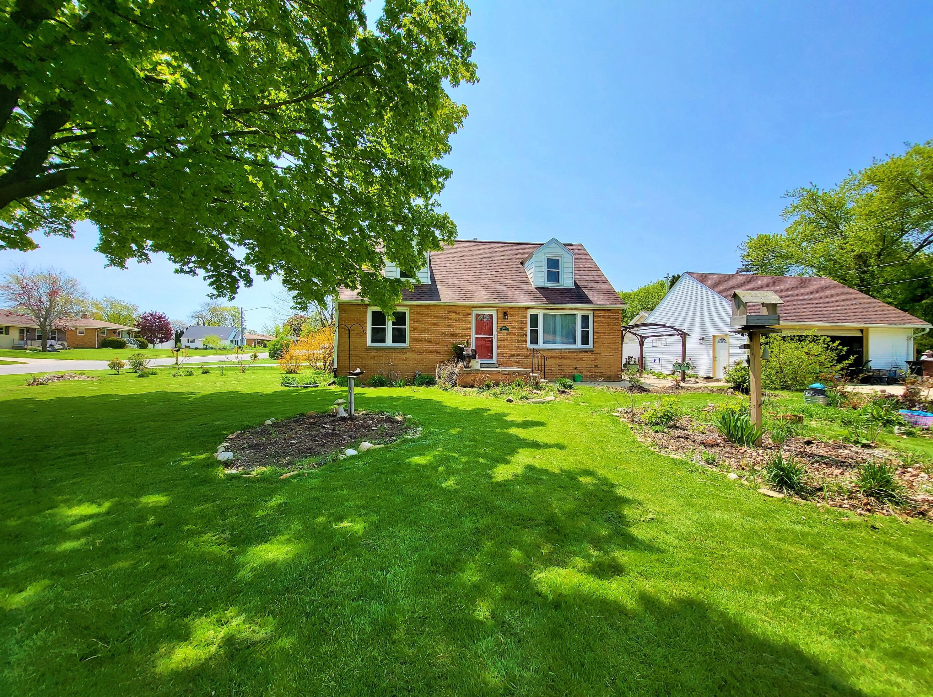 1703 Menomonee Ave, South Milwaukee WI  53172-2941 exterior