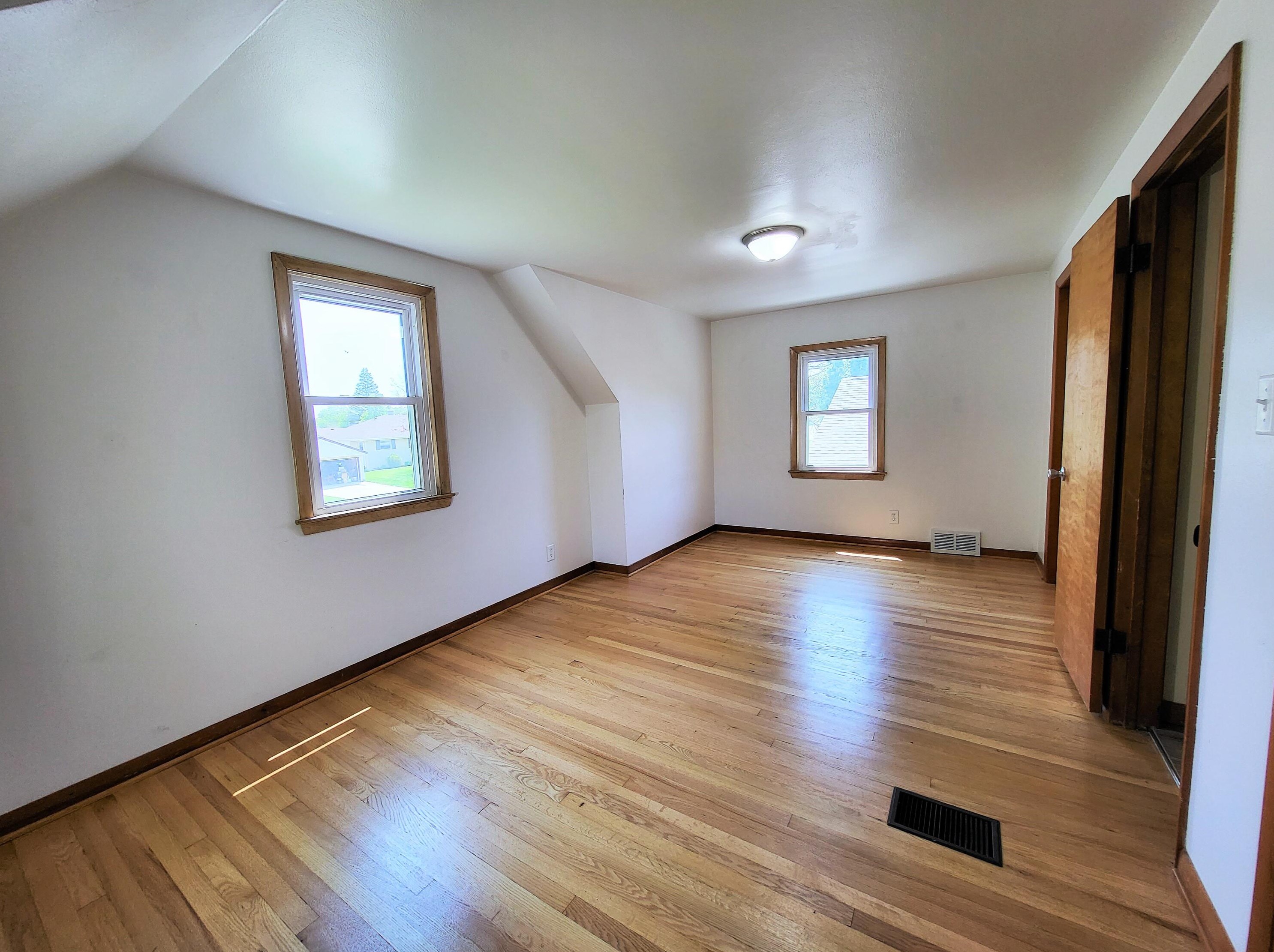 1703 Menomonee Ave, South Milwaukee WI  53172-2941 exterior