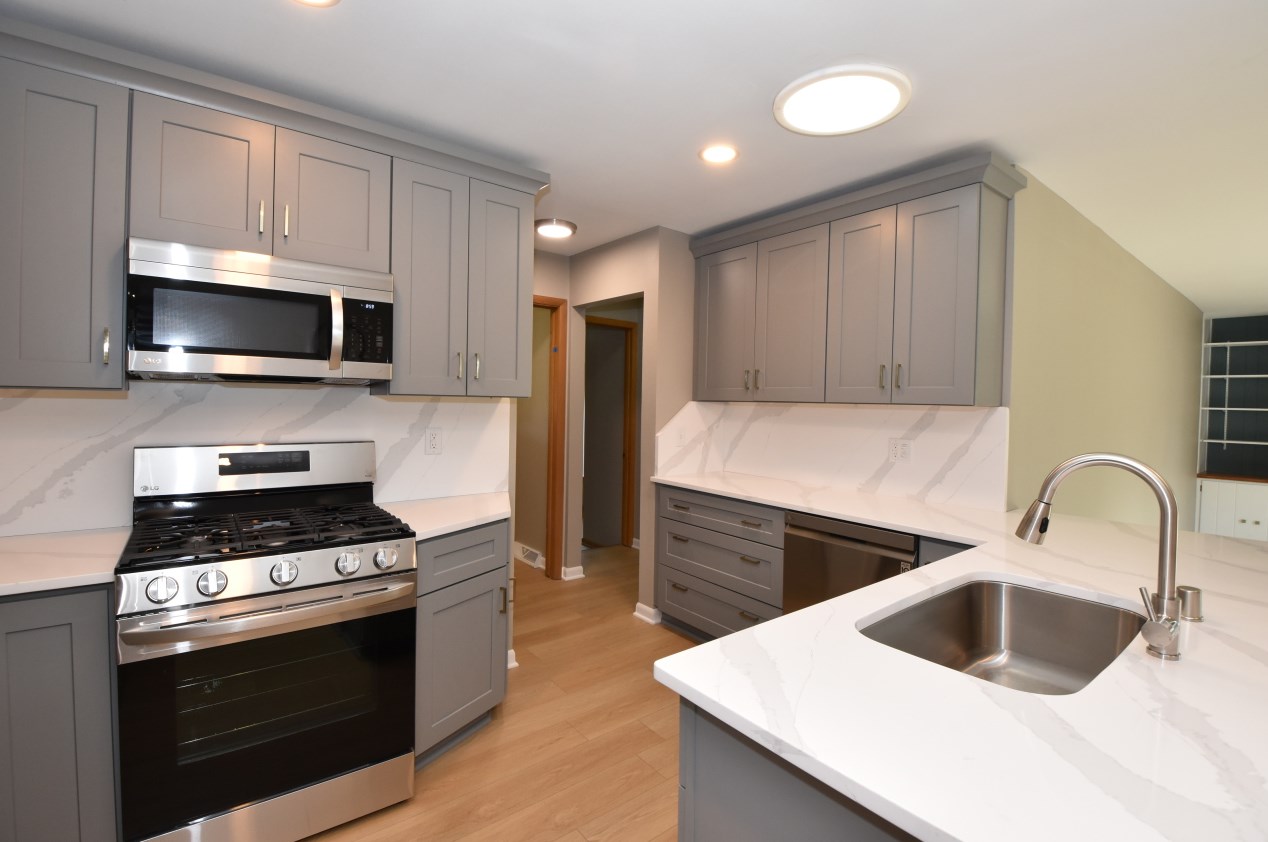 143 Robin Hill Dr, Racine WI  53406-3531 exterior