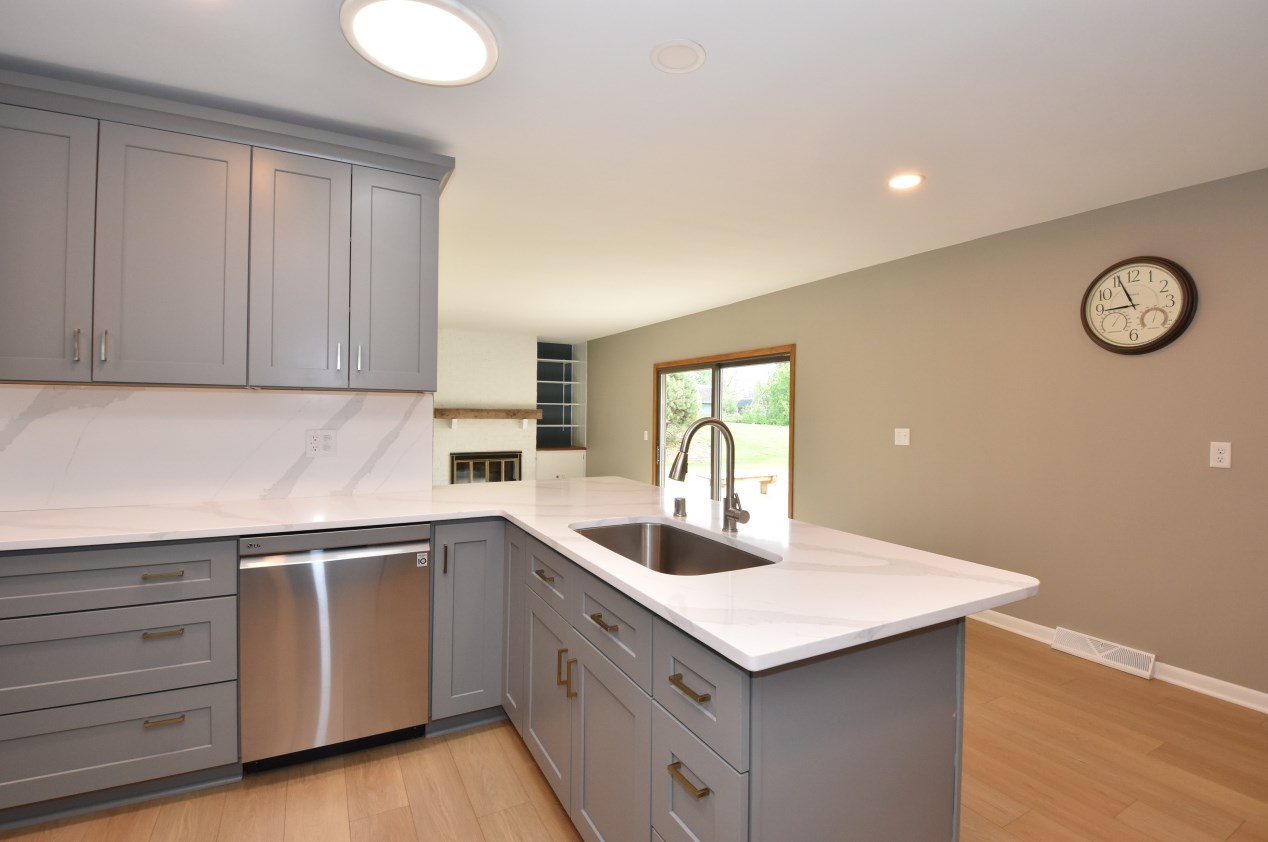 143 Robin Hill Dr, Racine WI  53406-3531 exterior