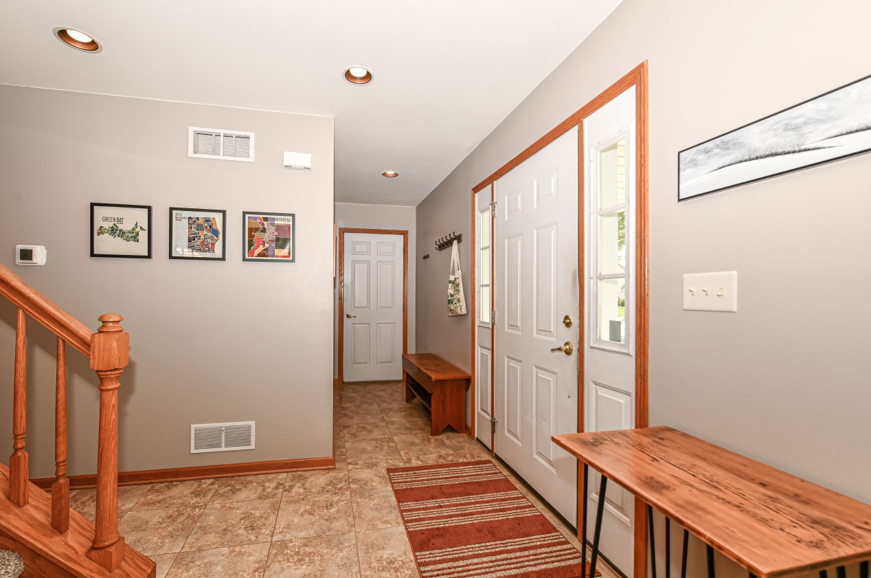 1224 Edgewood Ave, South Milwaukee WI  53172-3700 exterior