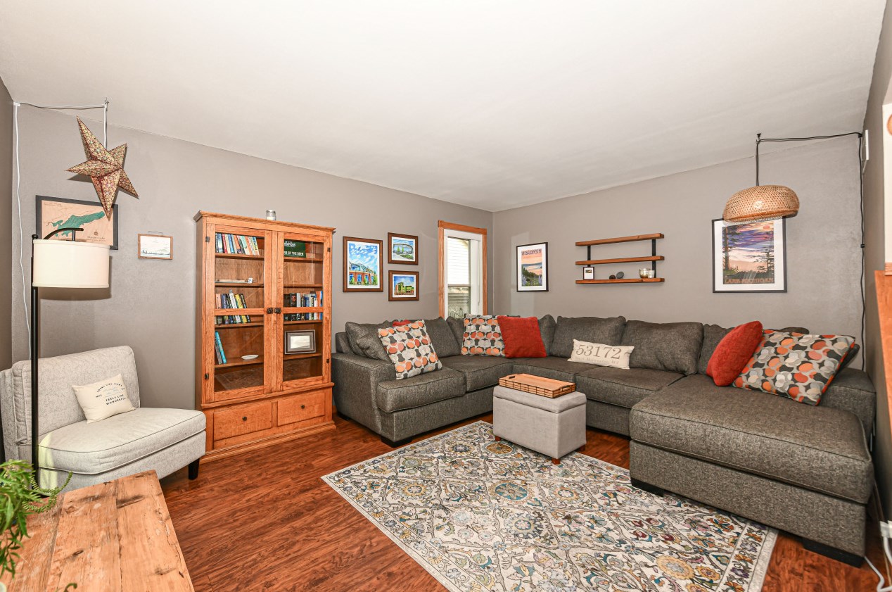 1224 Edgewood Ave, South Milwaukee WI  53172-3700 exterior