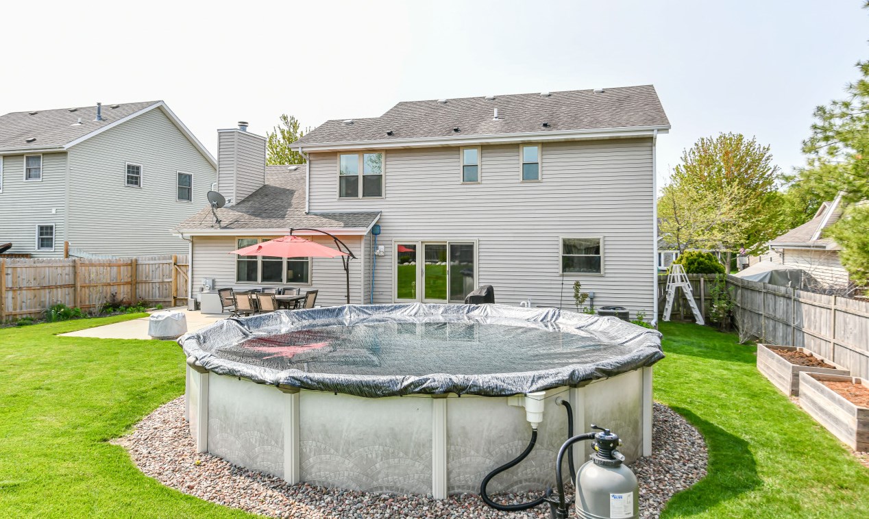 1224 Edgewood Ave, South Milwaukee WI  53172-3700 exterior