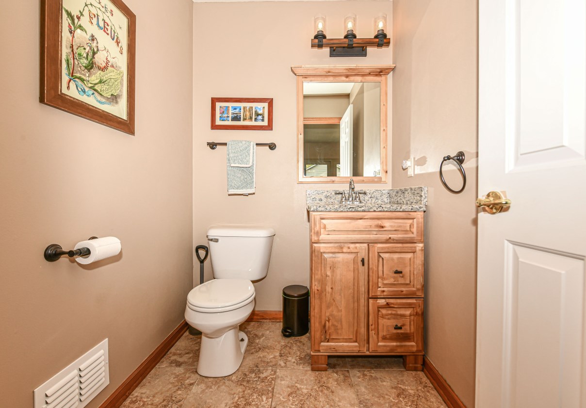 1224 Edgewood Ave, South Milwaukee WI  53172-3700 exterior