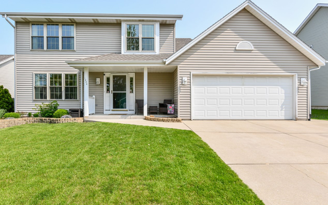 1224 Edgewood Ave, South Milwaukee WI  53172-3700 exterior