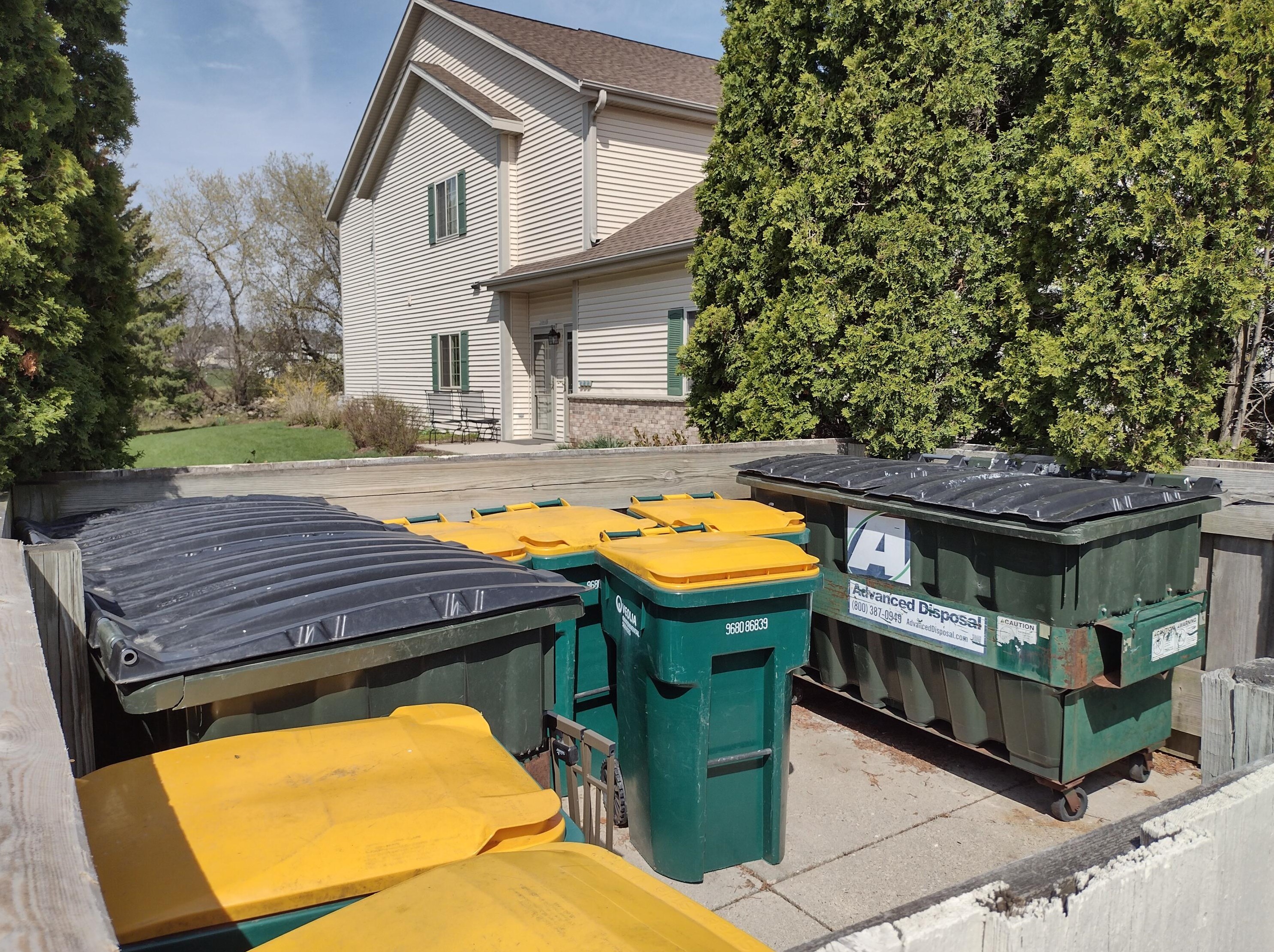 2105 Pine Ridge Ct, Grafton WI  53024-3113 exterior