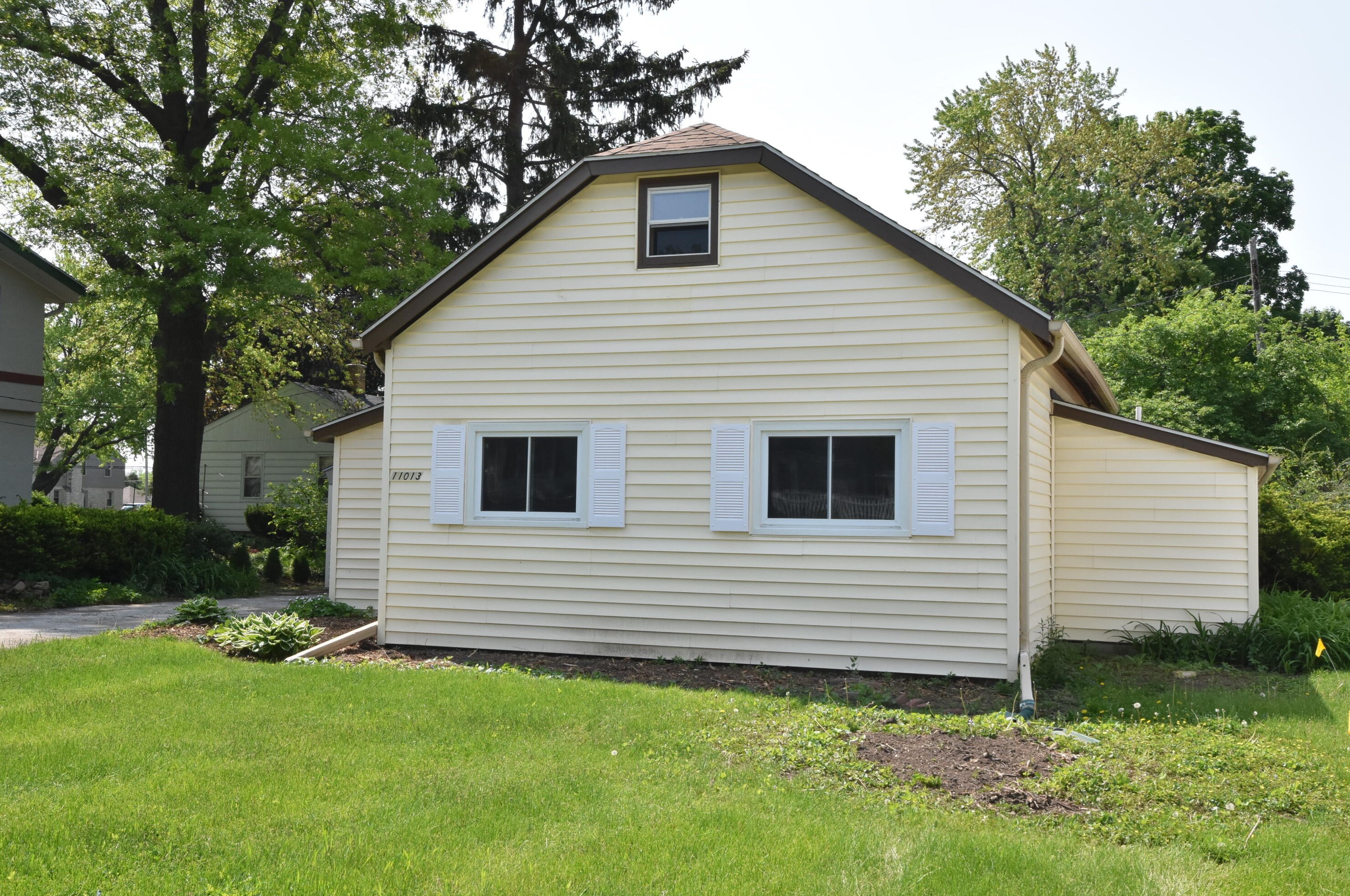 11013 Parnell Ave, Hales Corners WI  53130-1866 exterior