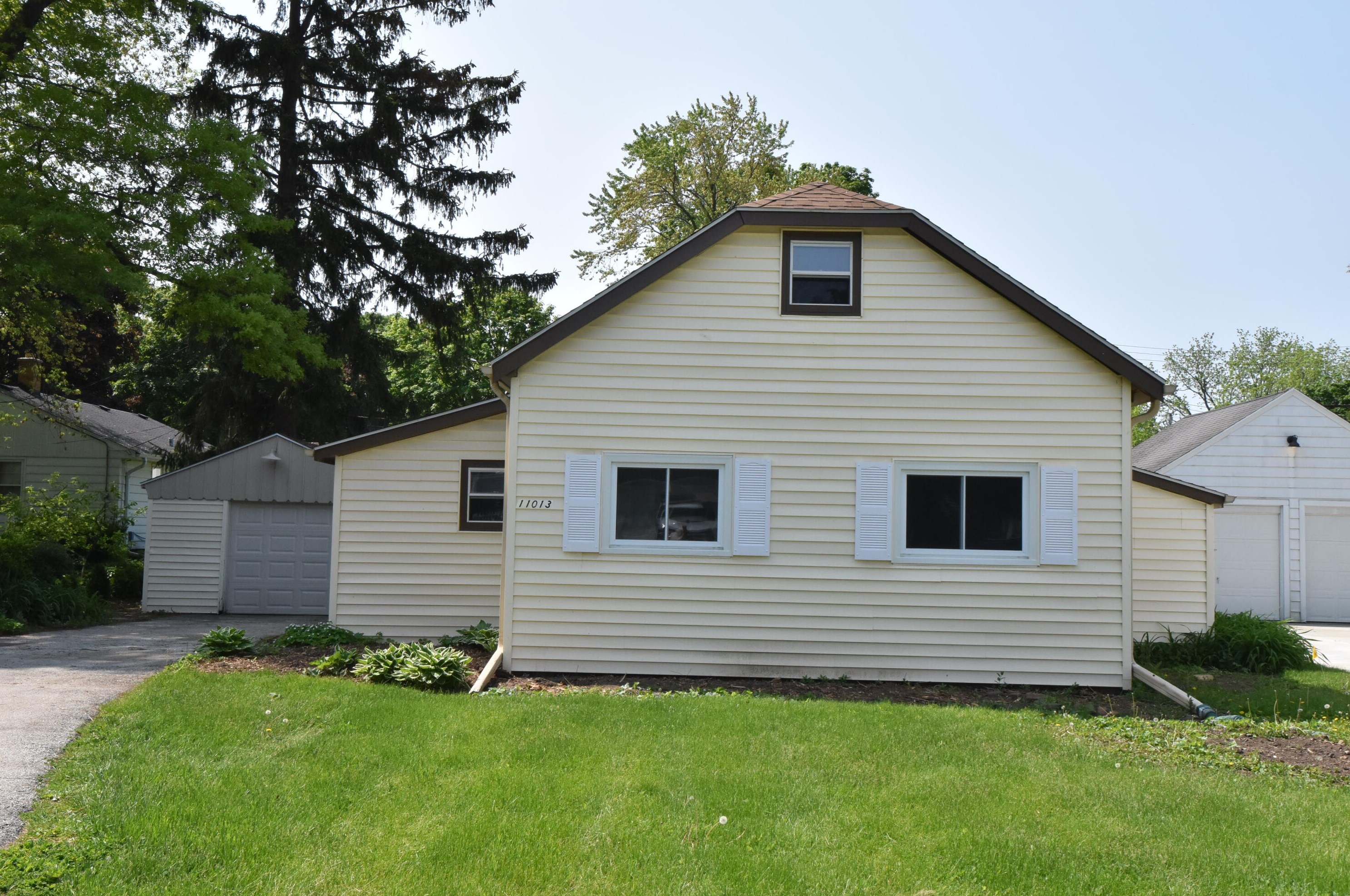 11013 Parnell Ave, Hales Corners WI  53130-1866 exterior