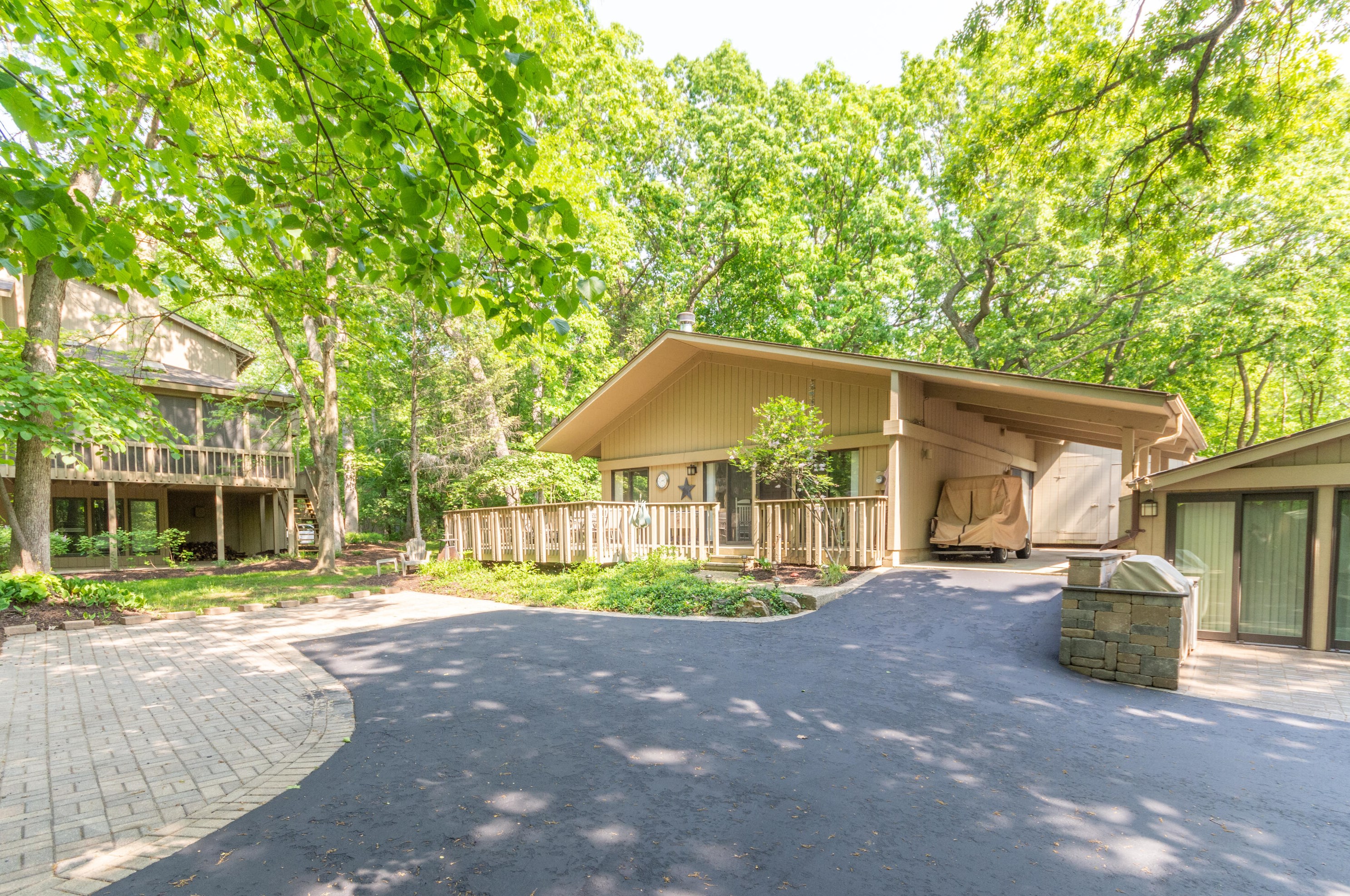 516 Abbey Springs Dr, Fontana WI  53125-1714 exterior