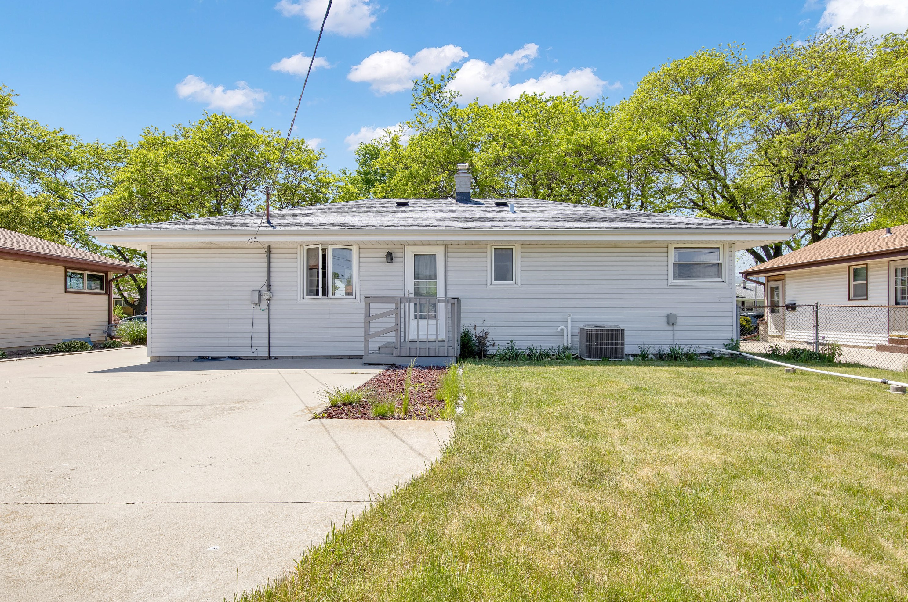 6000 Delaware Ave, Cudahy WI 53110-2810 exterior