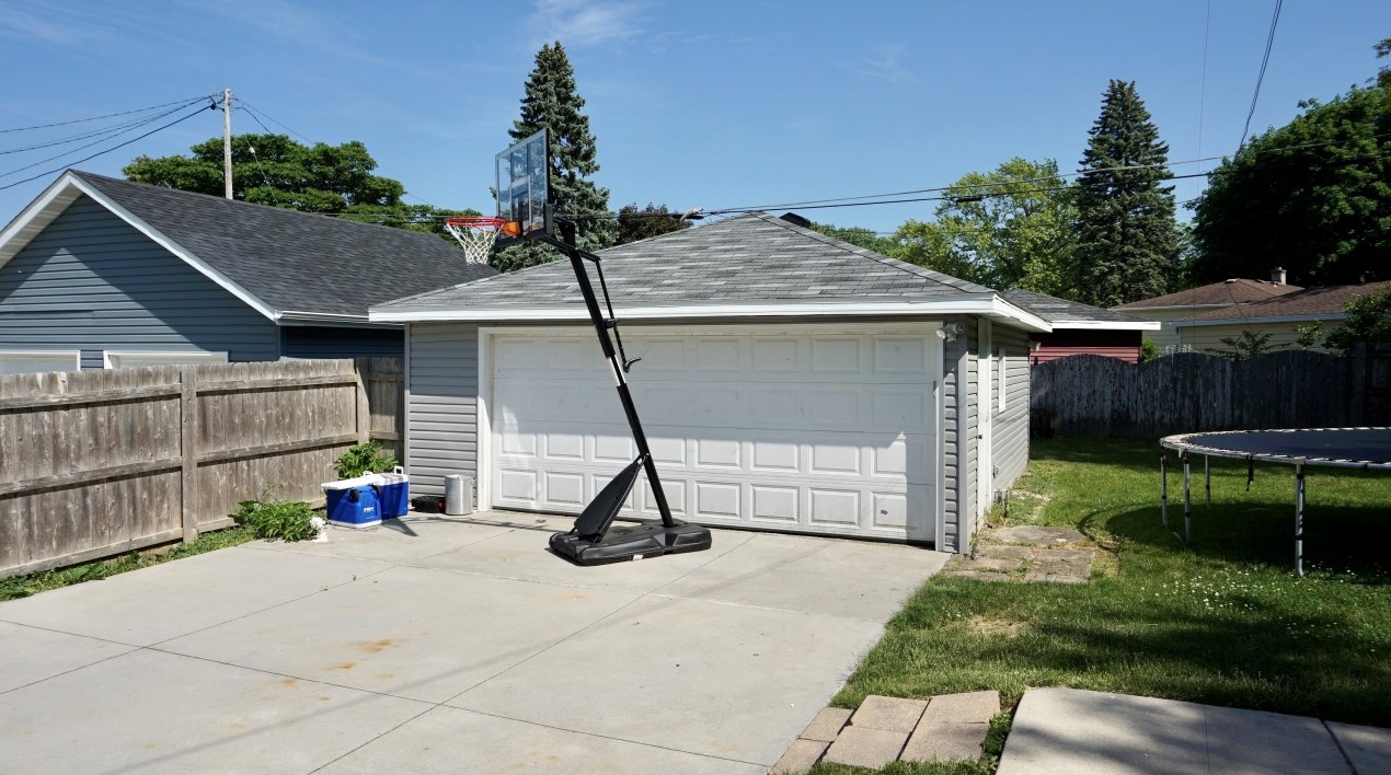2635 Maple Grove Ave, Racine WI  53404-2222 exterior
