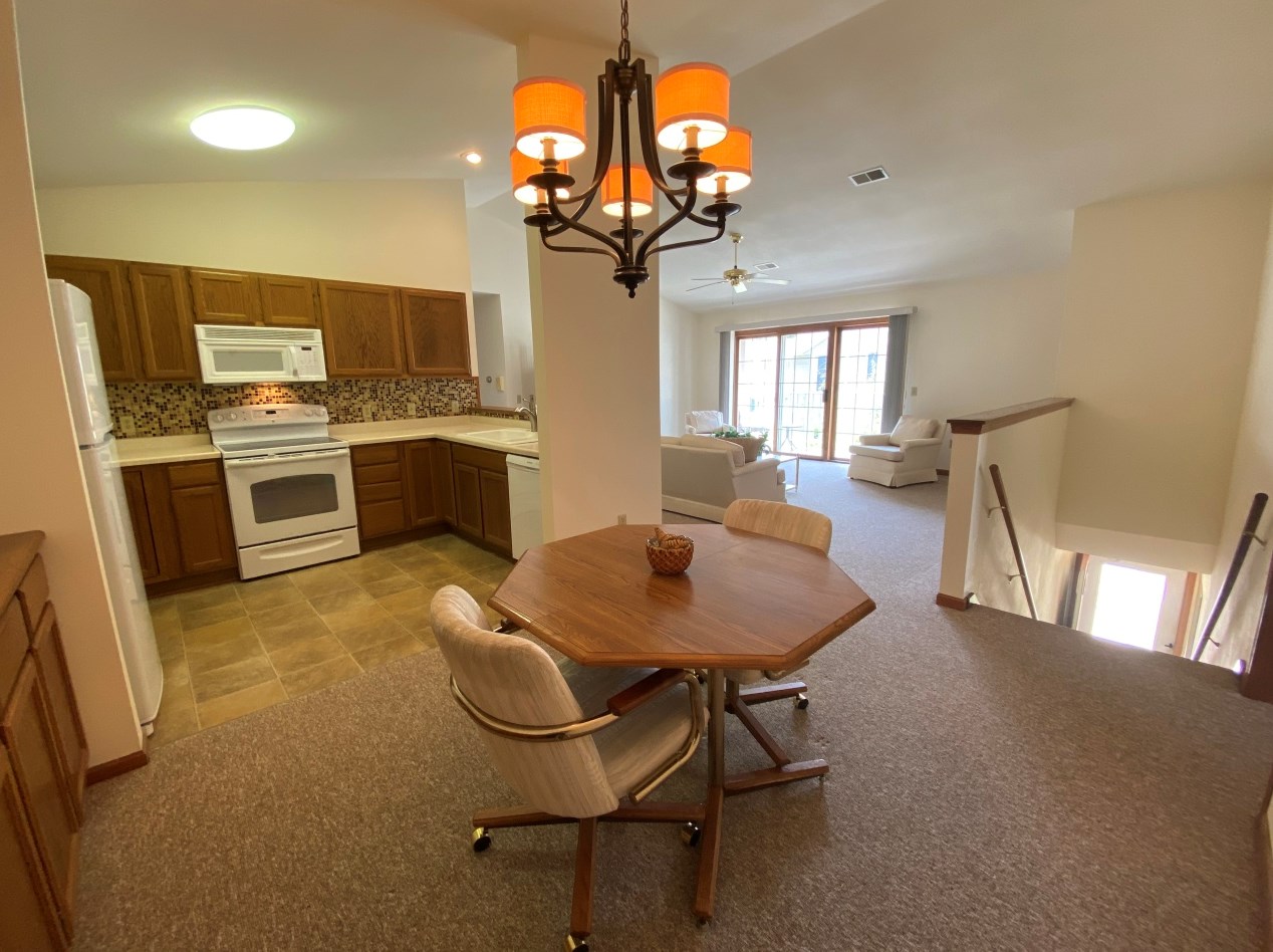 289 Bur Oak Ln, Grafton WI  53024-2957 exterior