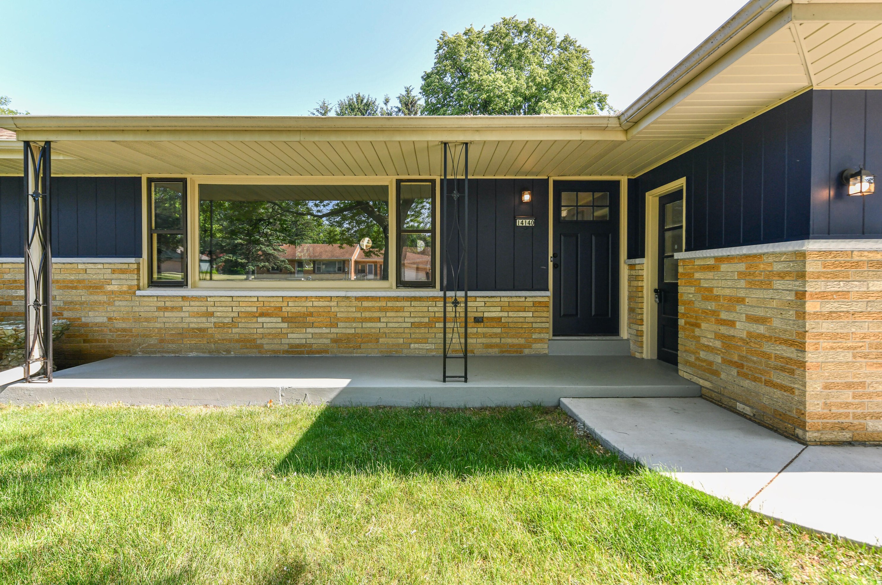 14140 Regis St, Brookfield WI  53005-1657 exterior
