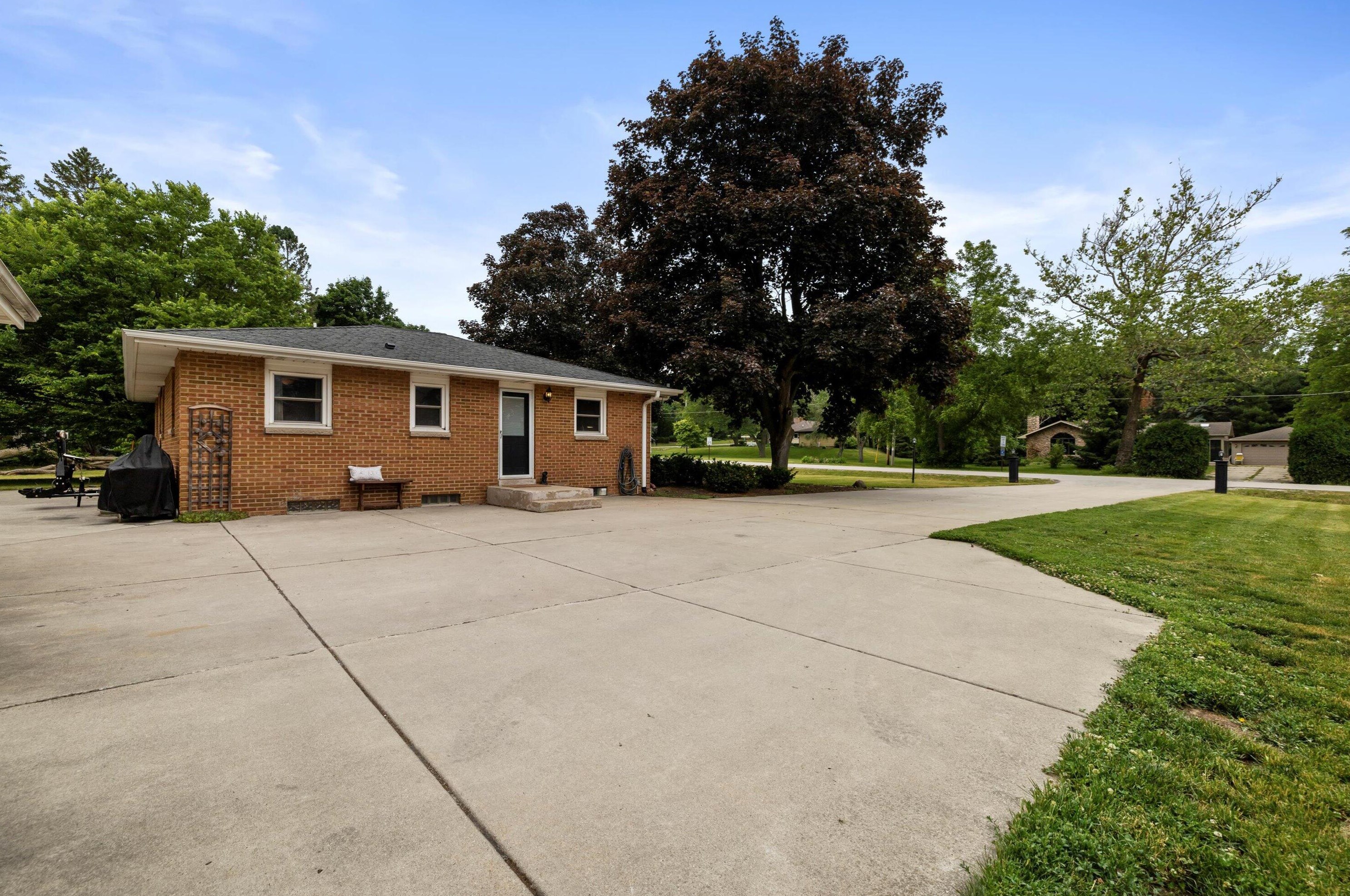 11641 Rawson Ave, Hales Corners WI  53132-1650 exterior