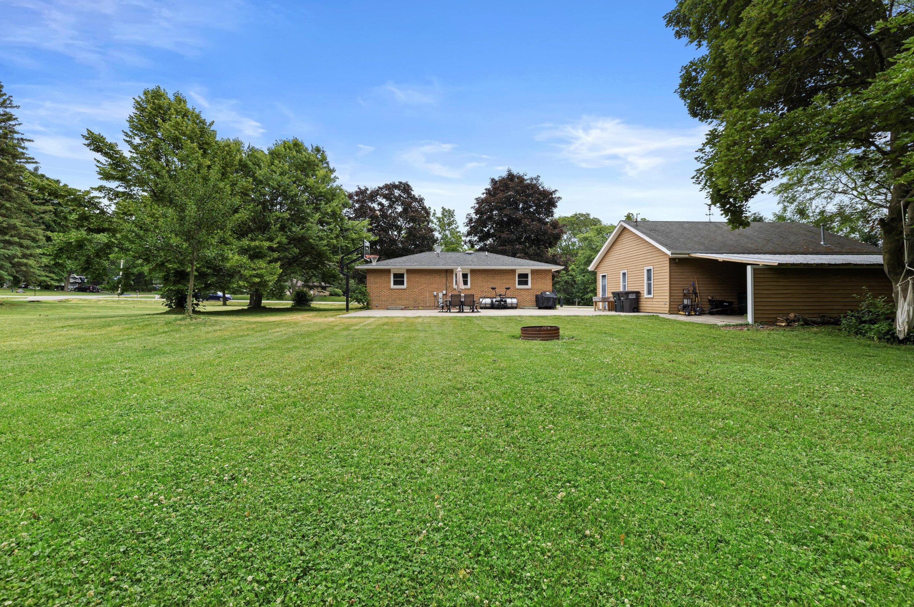 11641 Rawson Ave, Hales Corners WI  53132-1650 exterior