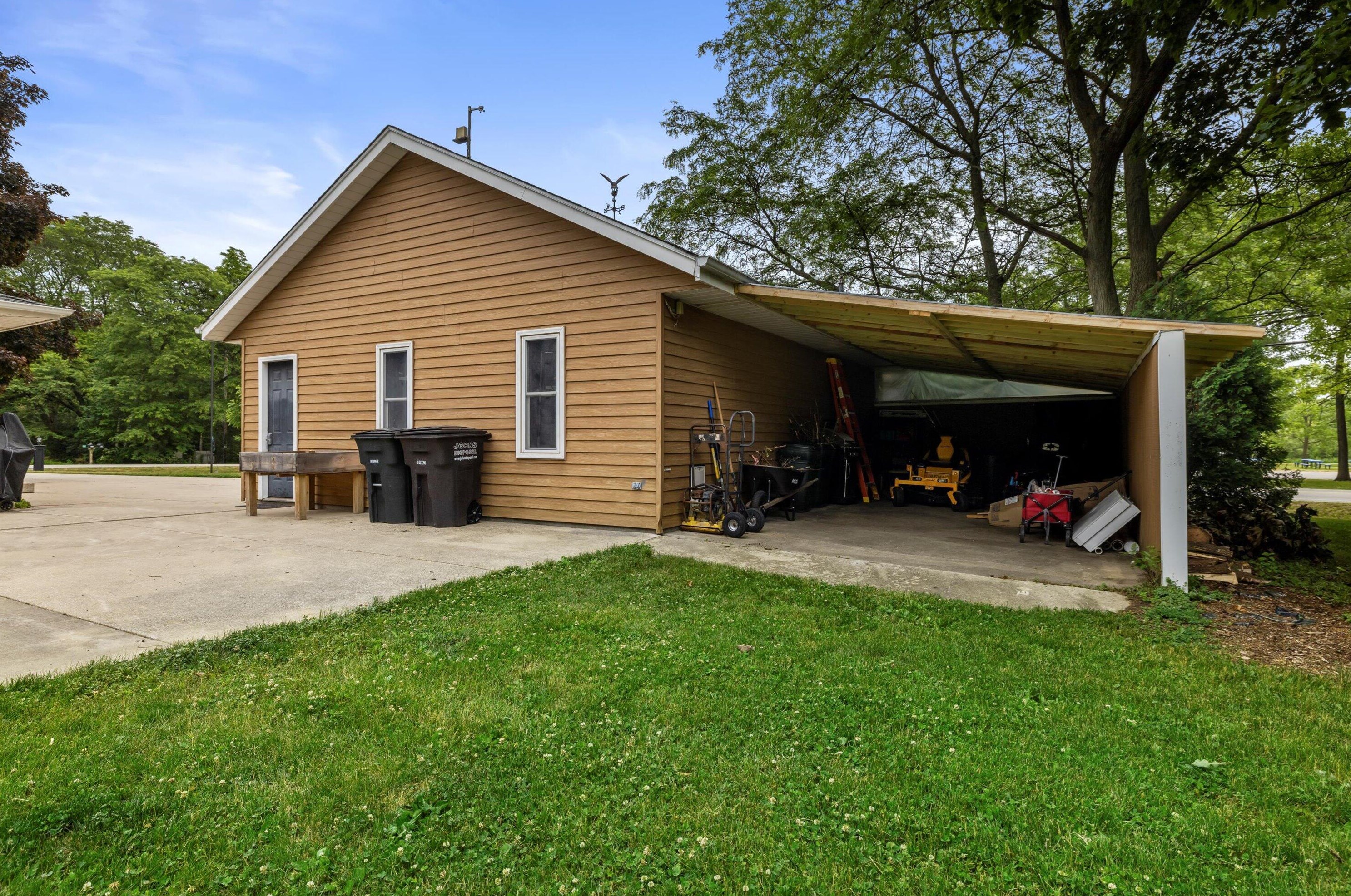 11641 Rawson Ave, Hales Corners WI  53132-1650 exterior