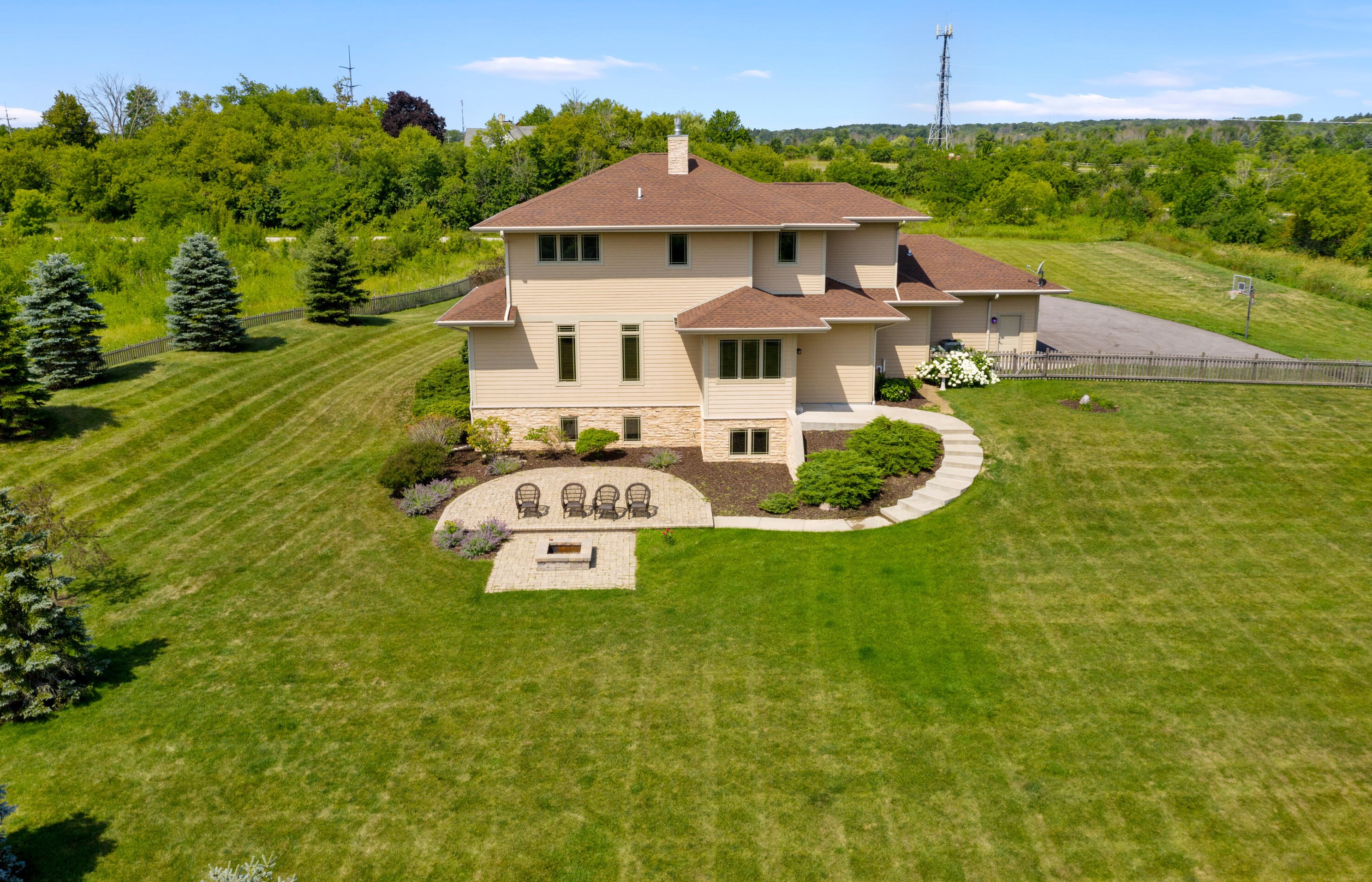 4406 W Highland Rd, Thiensville, WI 53092
