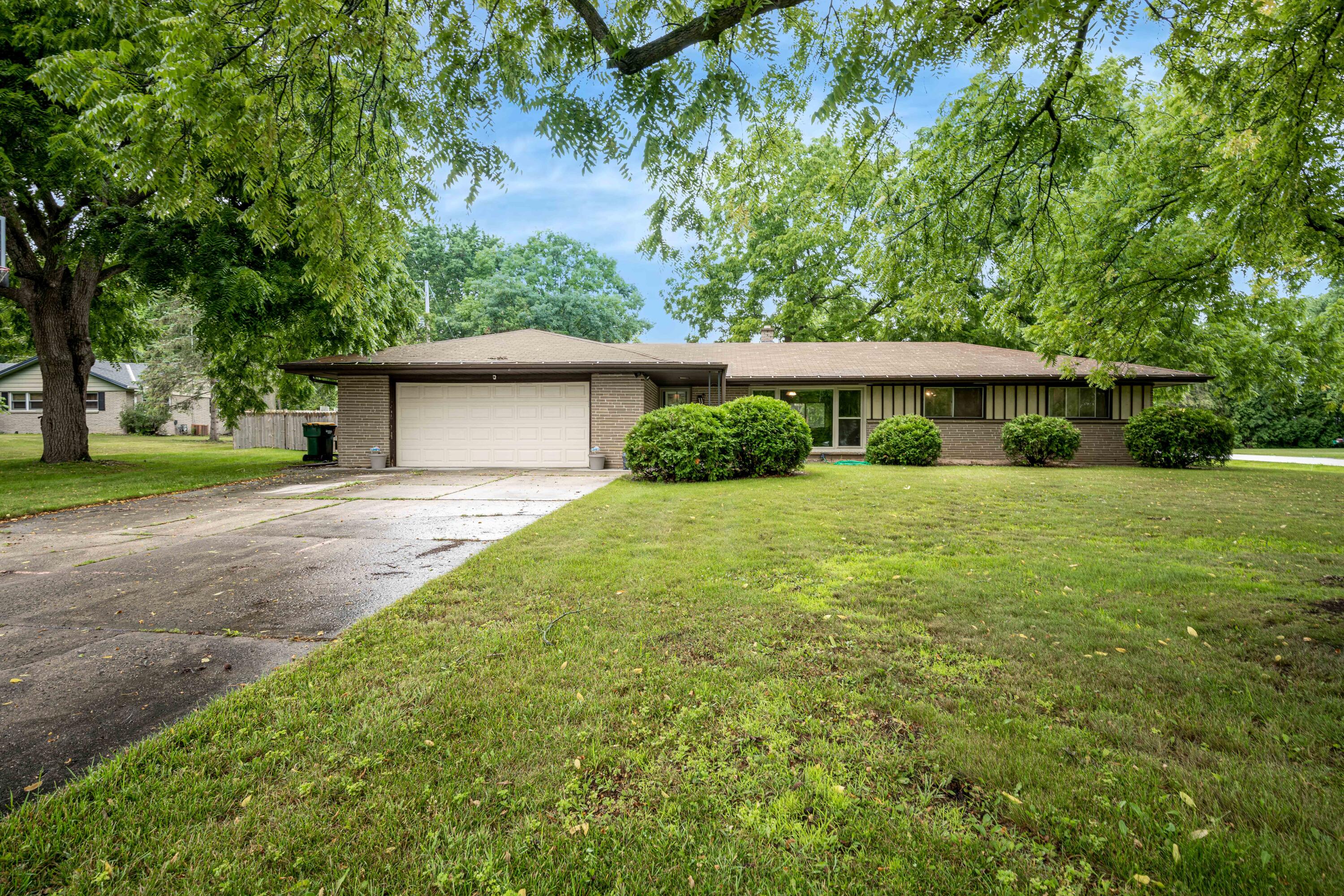 10055 S McGraw Dr, Oak Creek, WI 53154 MLS 1844341 Coldwell Banker