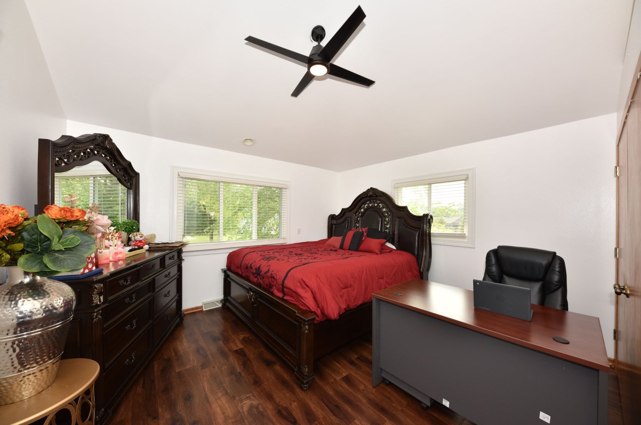 1798 Oneida Ct, Grafton WI  53024-9577 exterior
