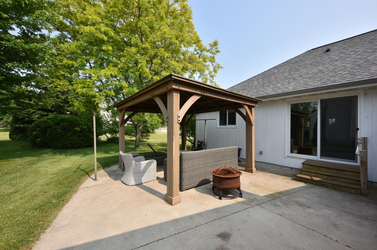 1798 Oneida Ct, Grafton WI  53024-9577 exterior