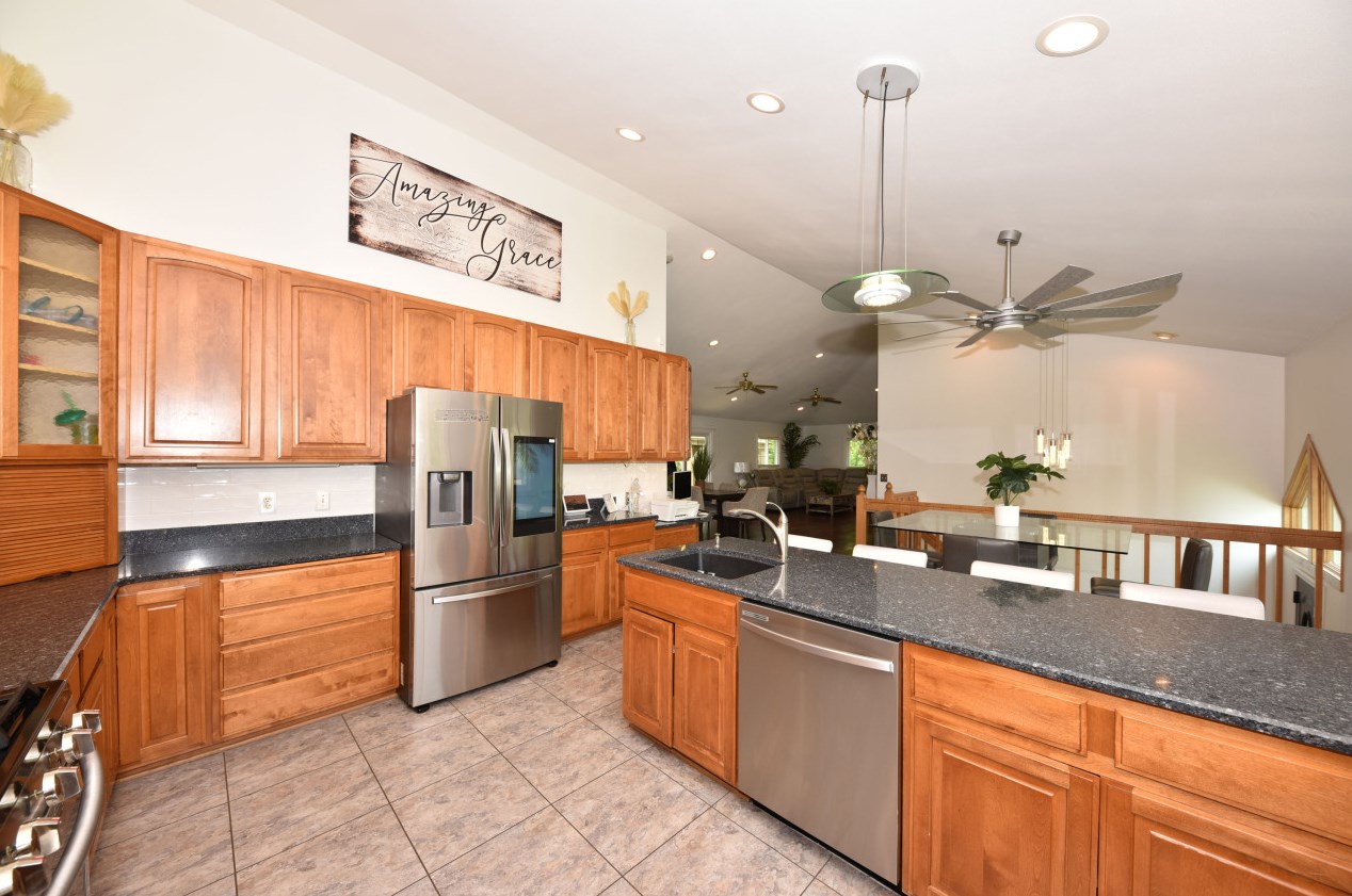 1798 Oneida Ct, Grafton WI  53024-9577 exterior