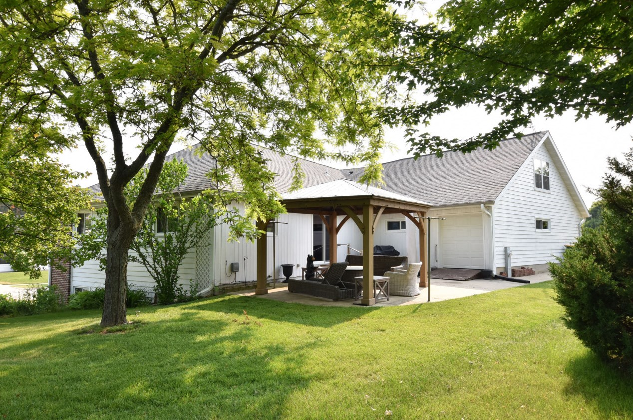 1798 Oneida Ct, Grafton WI  53024-9577 exterior
