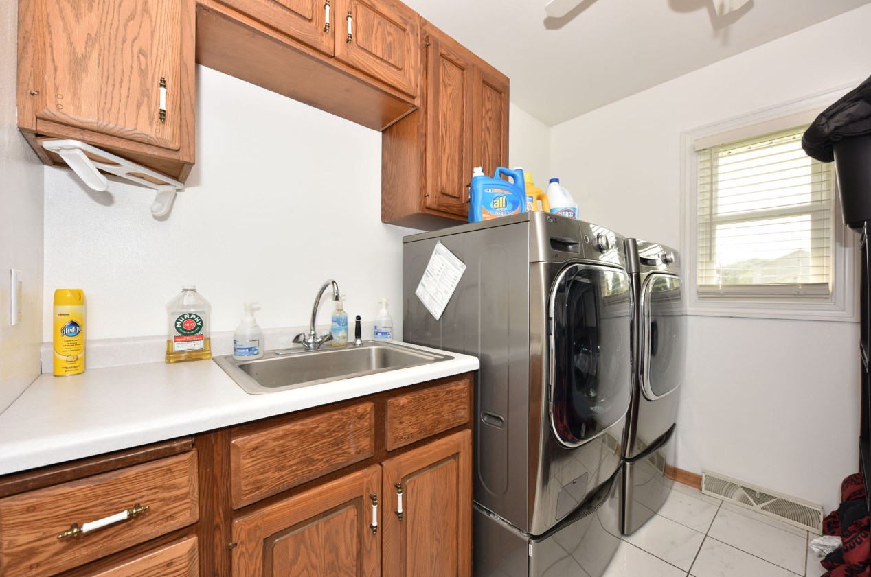 1798 Oneida Ct, Grafton WI  53024-9577 exterior