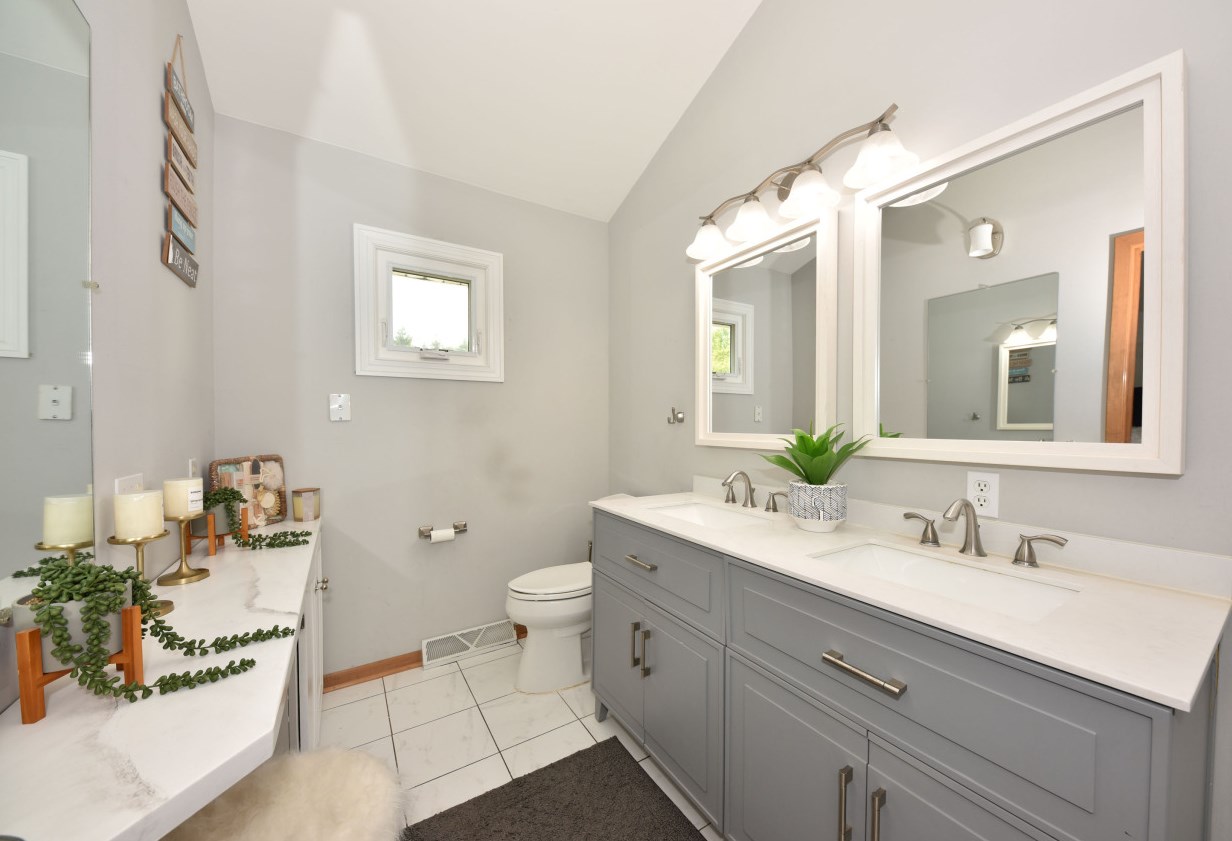 1798 Oneida Ct, Grafton WI  53024-9577 exterior