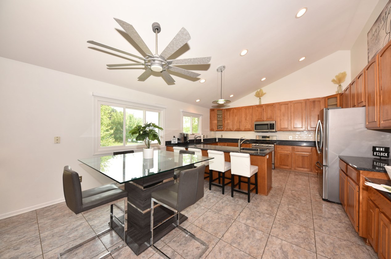 1798 Oneida Ct, Grafton WI  53024-9577 exterior