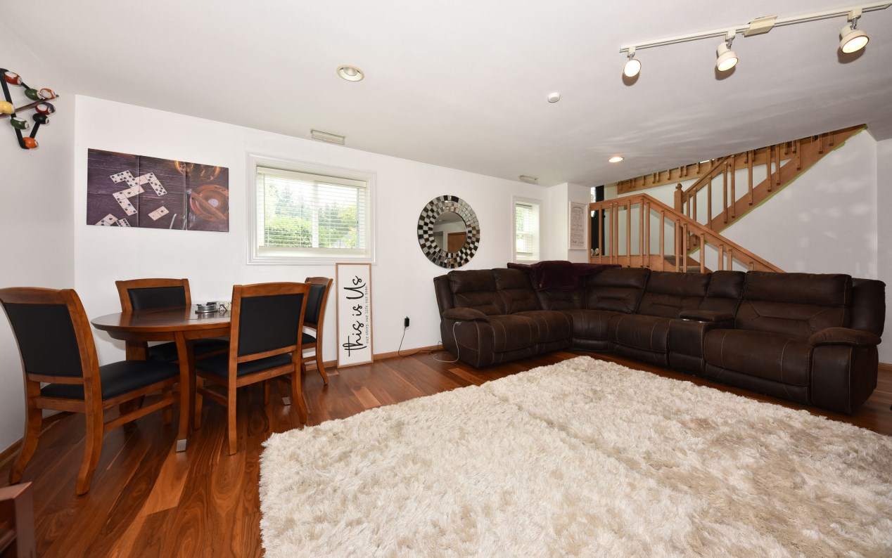 1798 Oneida Ct, Grafton WI  53024-9577 exterior