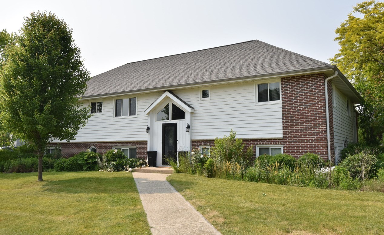 1798 Oneida Ct, Grafton WI  53024-9577 exterior