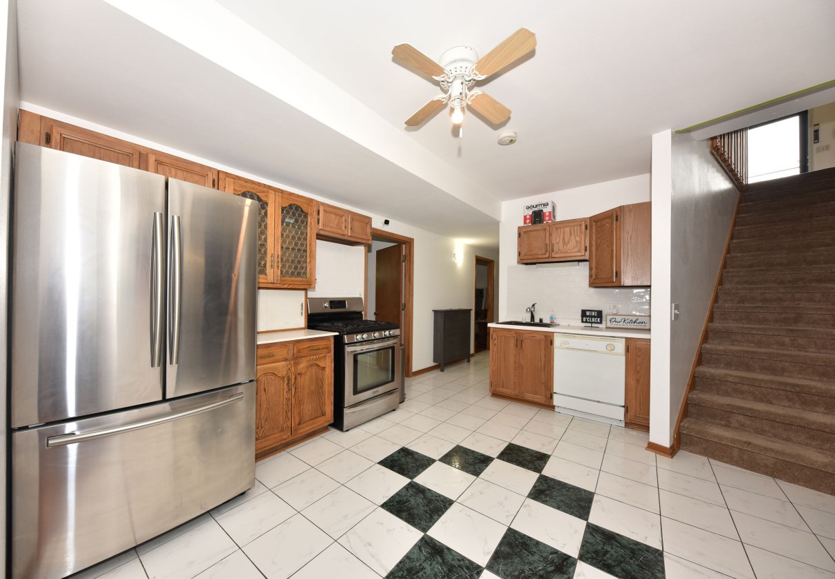 1798 Oneida Ct, Grafton WI  53024-9577 exterior