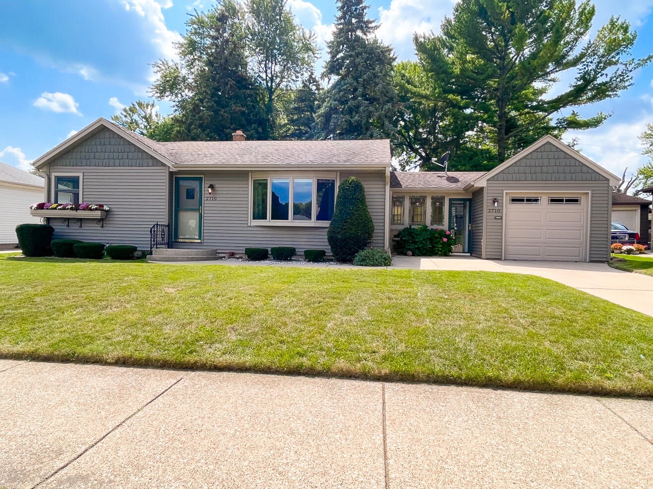 2710 James Blvd, Racine WI 53403-3250 exterior