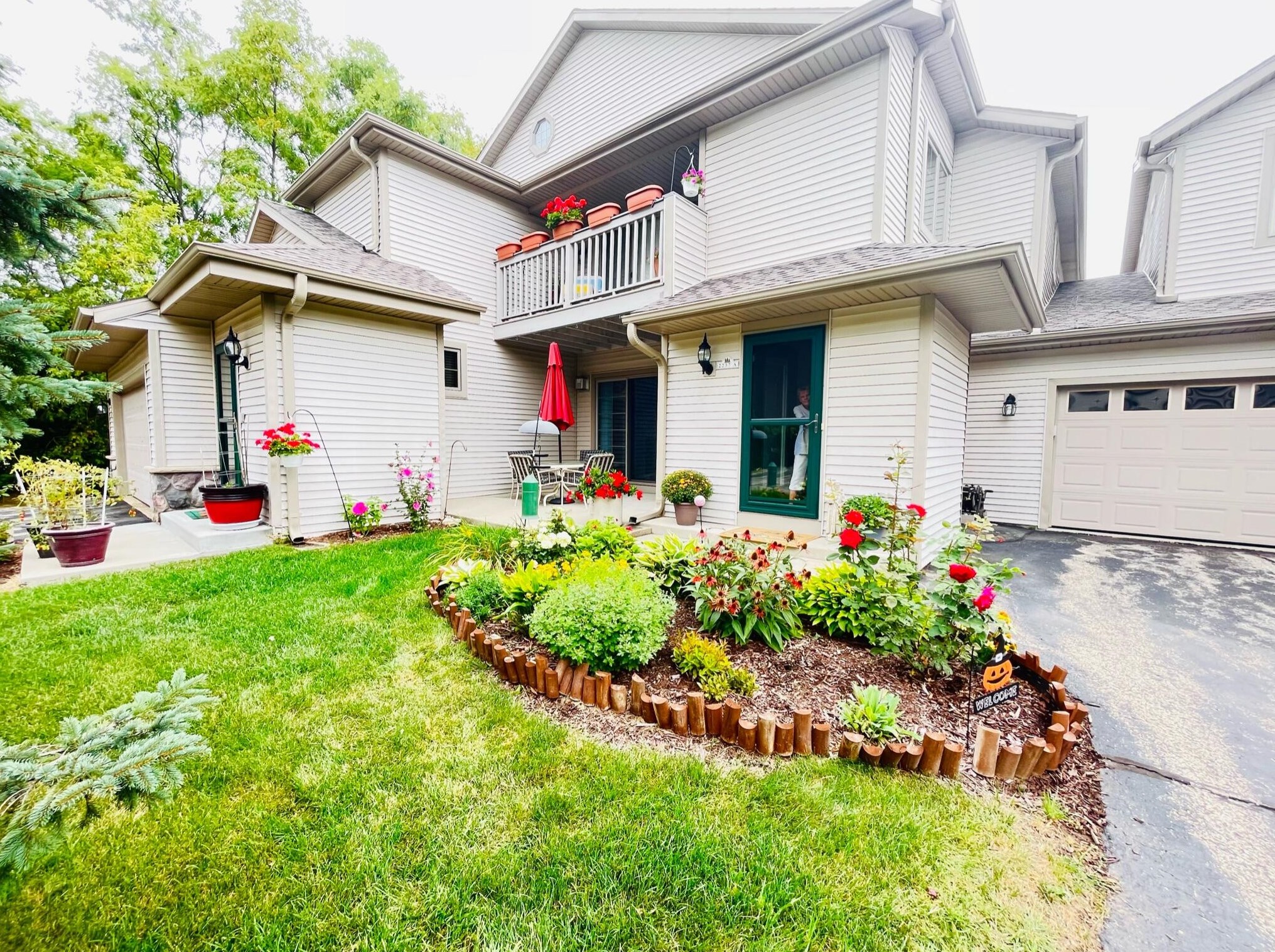 2237 Circle Rdg, Delafield WI  53018-2029 exterior