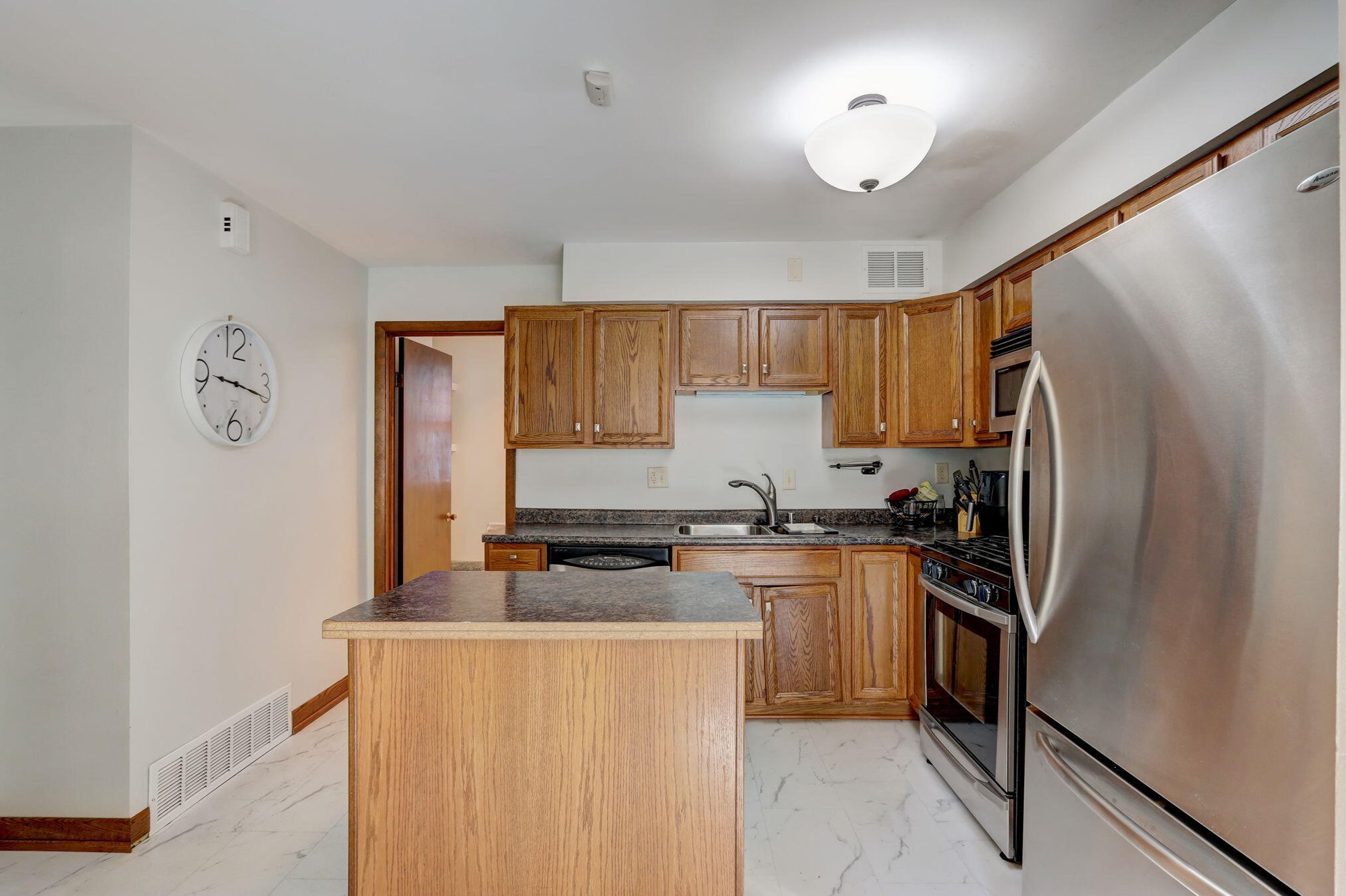 3375 98, Milwaukee WI 53222-3411 exterior