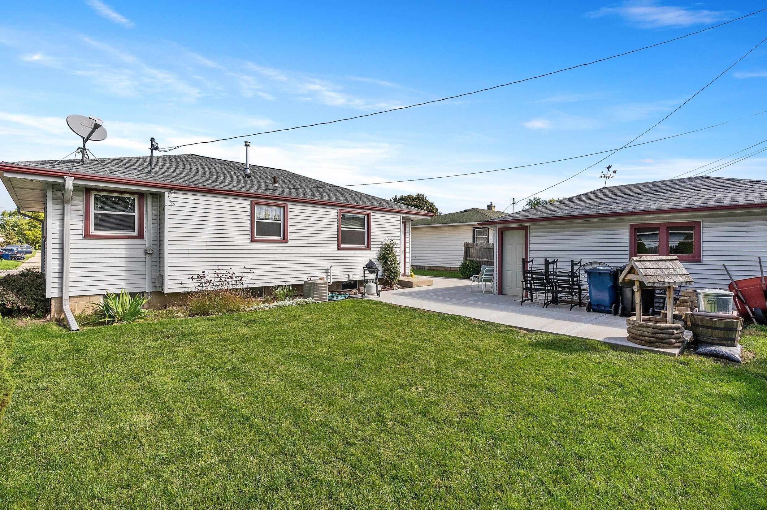 1527 Harmony Dr, Racine WI 53402-3218 exterior