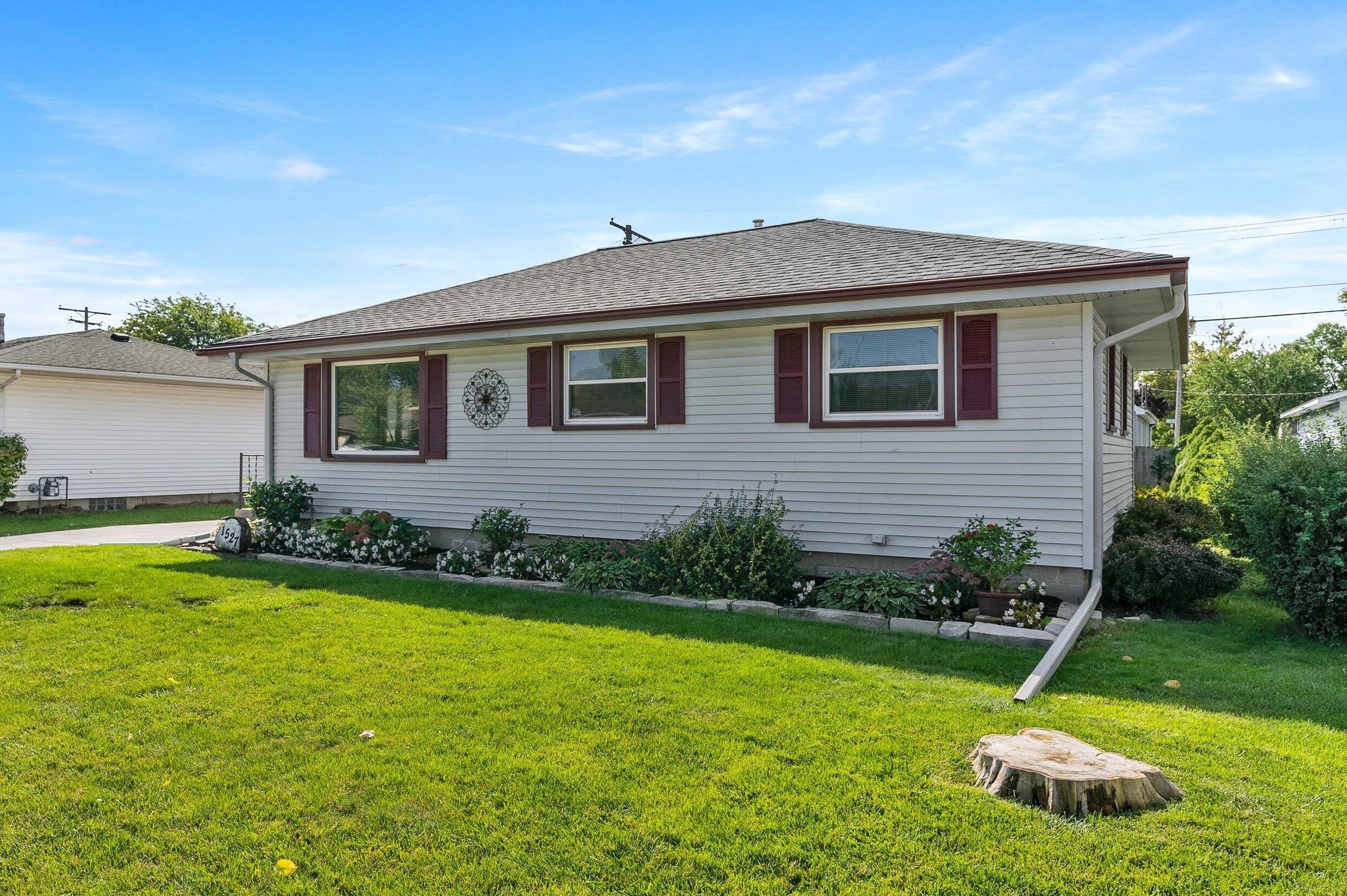 1527 Harmony Dr, Racine WI 53402-3218 exterior