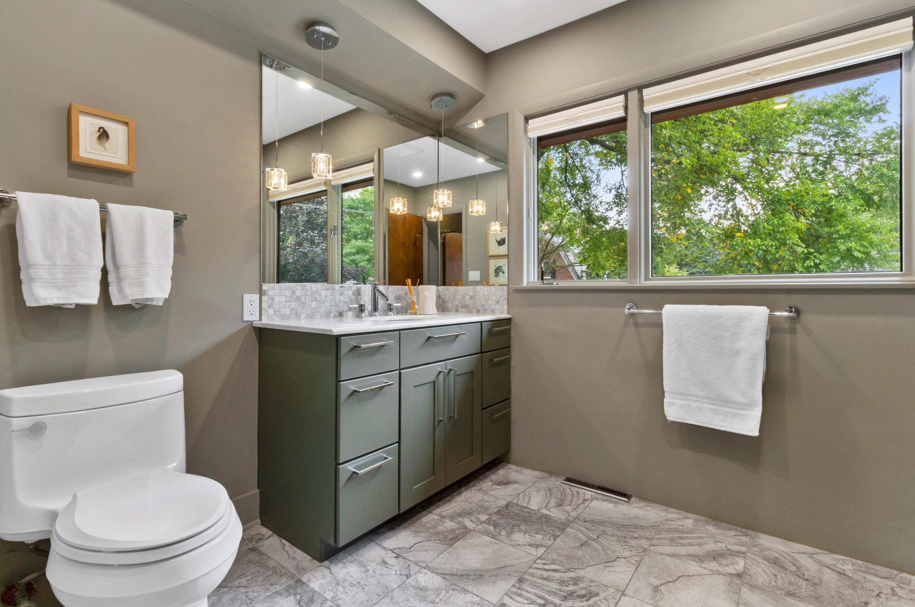 4101 Lk Dr, Milwaukee WI 53211-1720 exterior