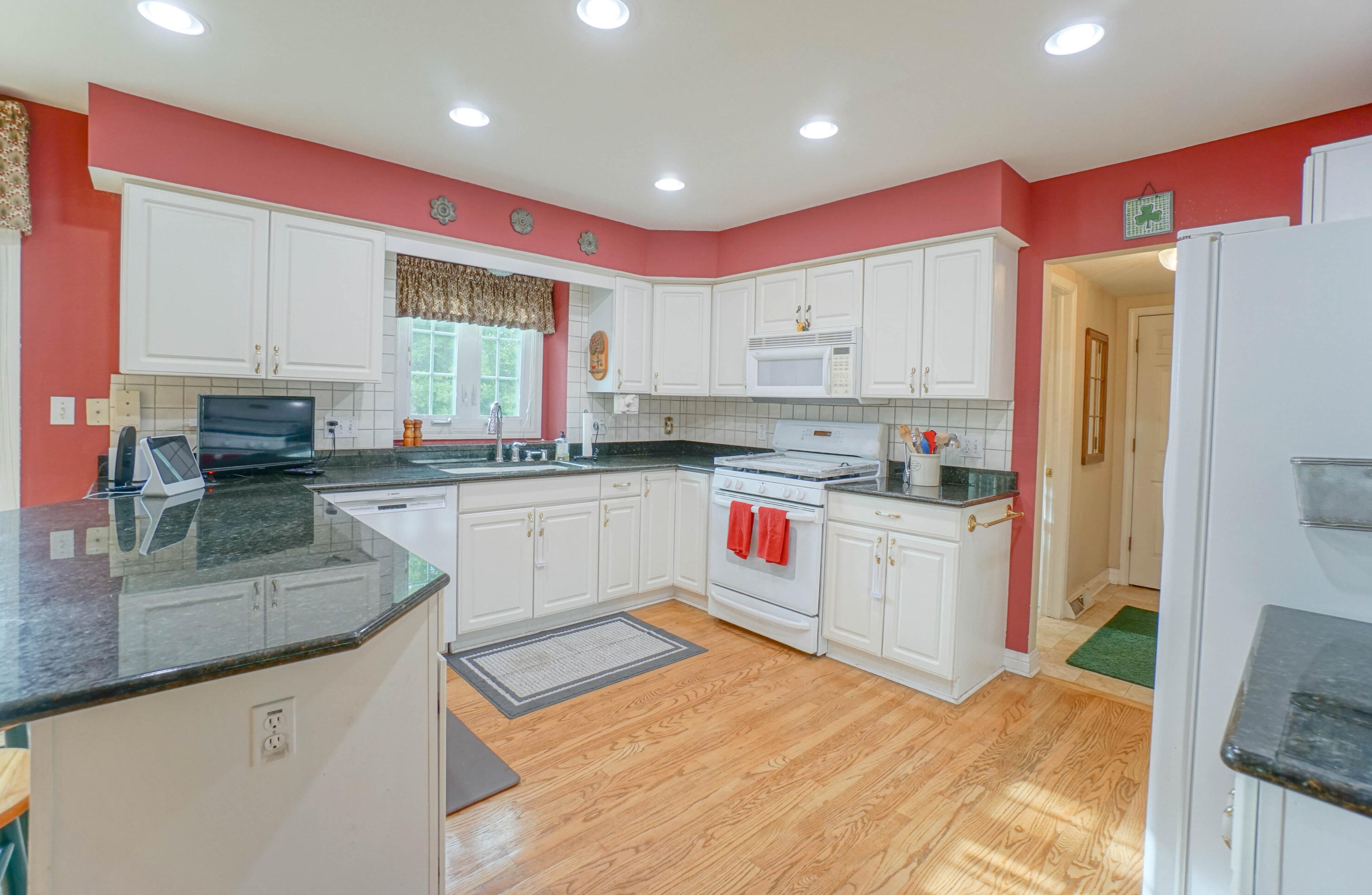 677 Greenway Ter, Chenequa WI 53029-1169 exterior