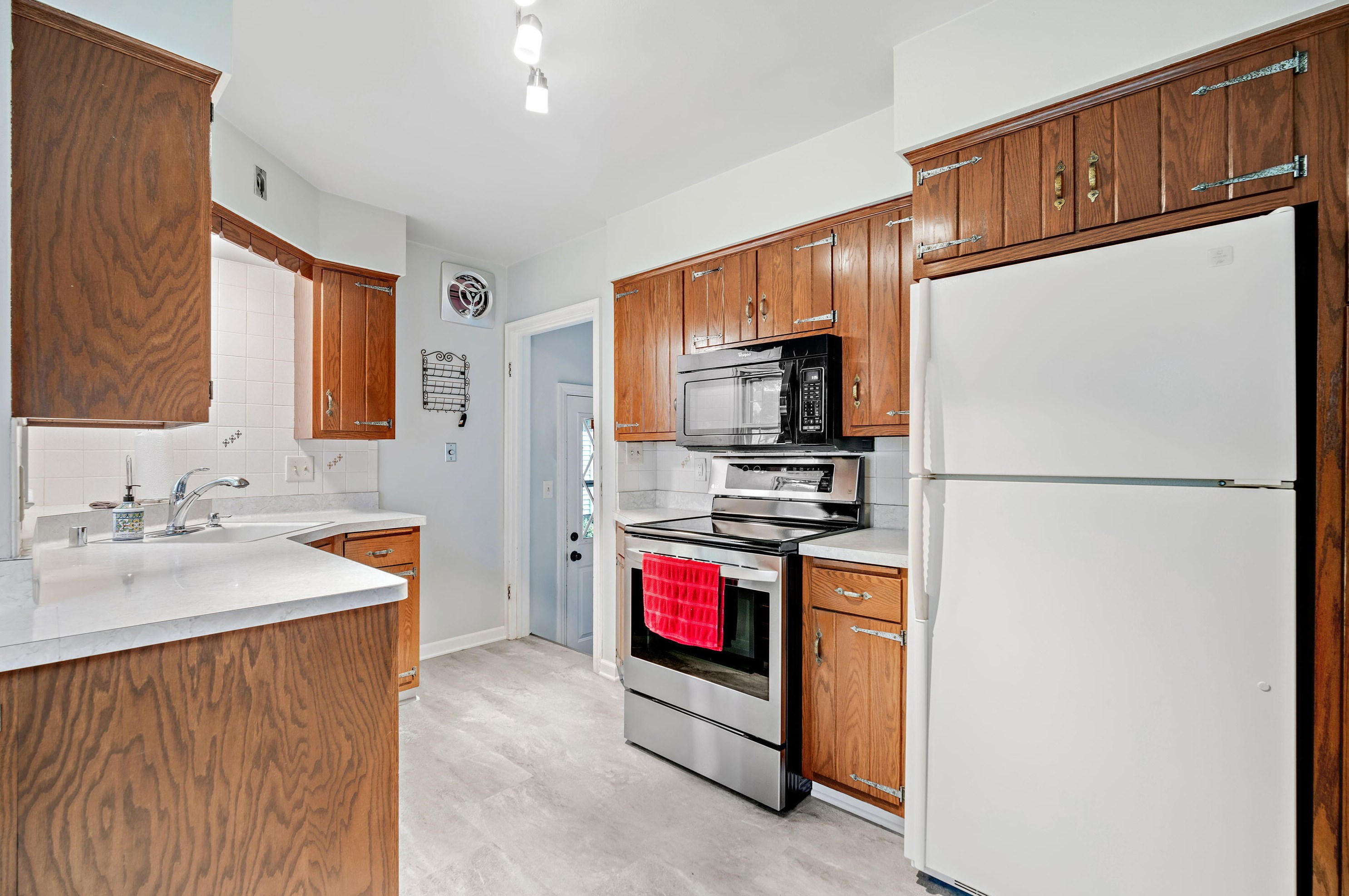 1205 Adelmann Ave, Brookfield WI  53045-6779 exterior